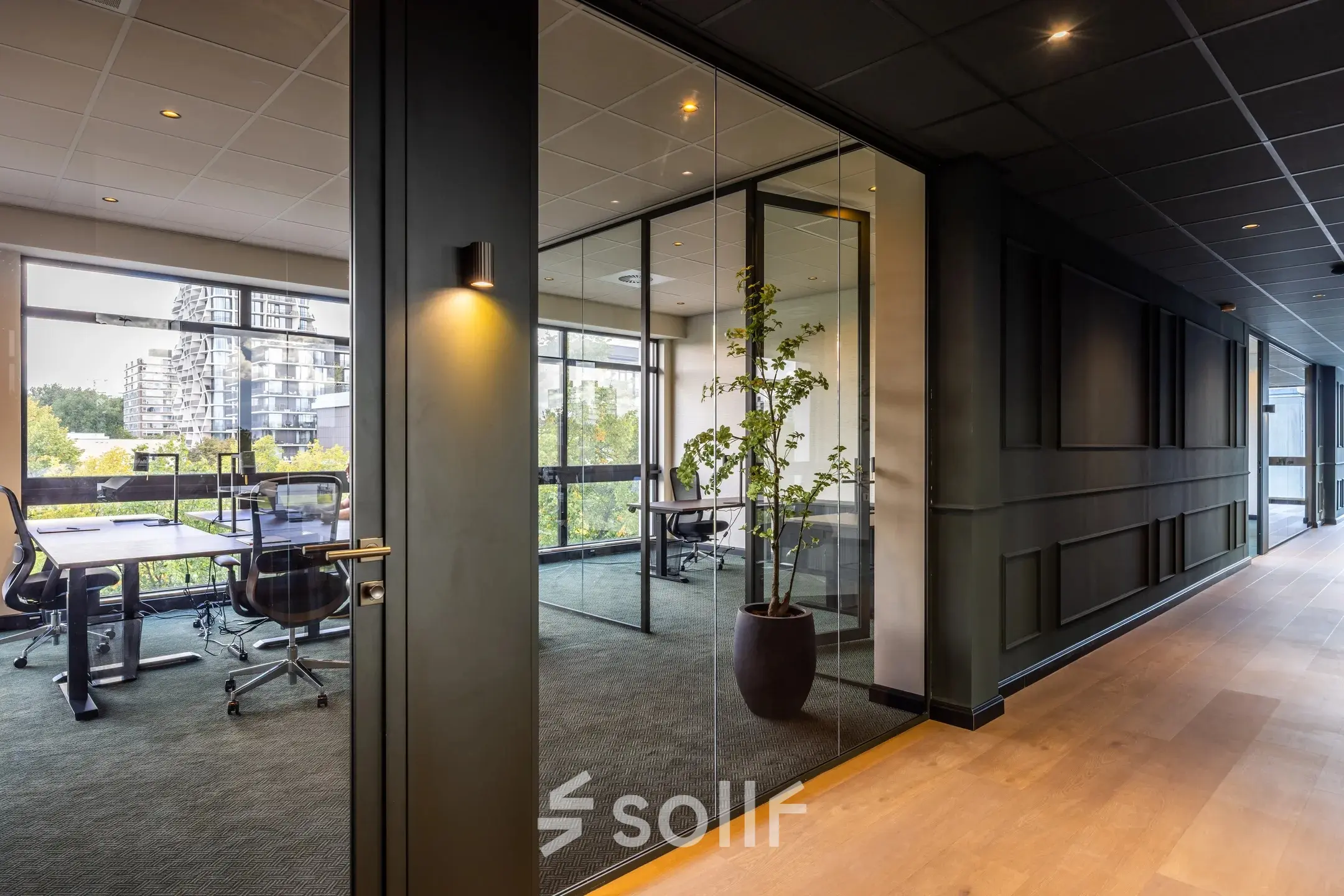 Modern office space at Zwaansvliet 1, Amsterdam Buitenveldert with large windows and glass partitions providing a bright and open atmosphere, ideal for office space rental.