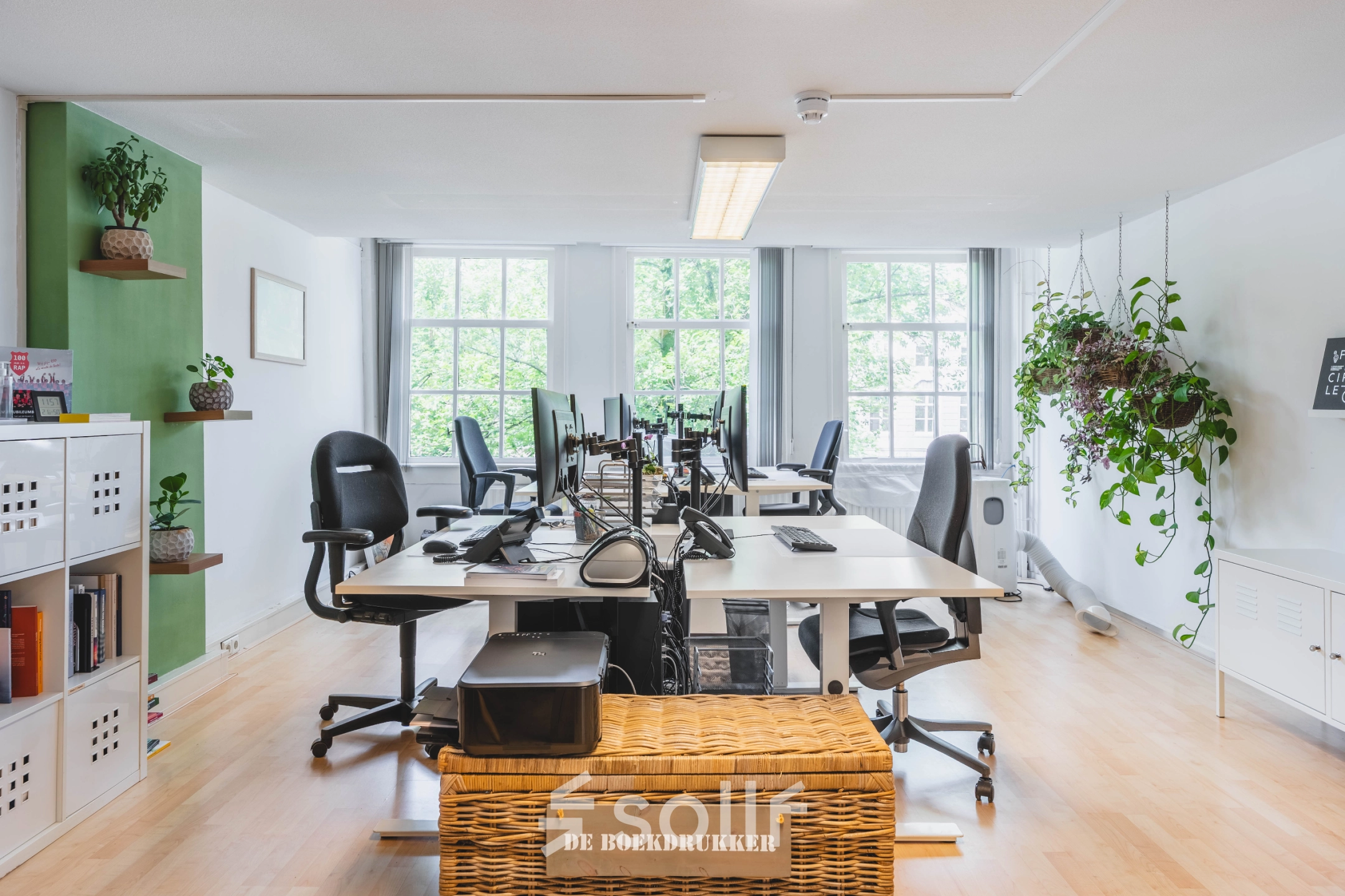 Bright, furnished office space rental with workstations and natural light on Herengracht 221 in Amsterdam Canal Belt. Ideal for businesses seeking an office to rent in a vibrant location.