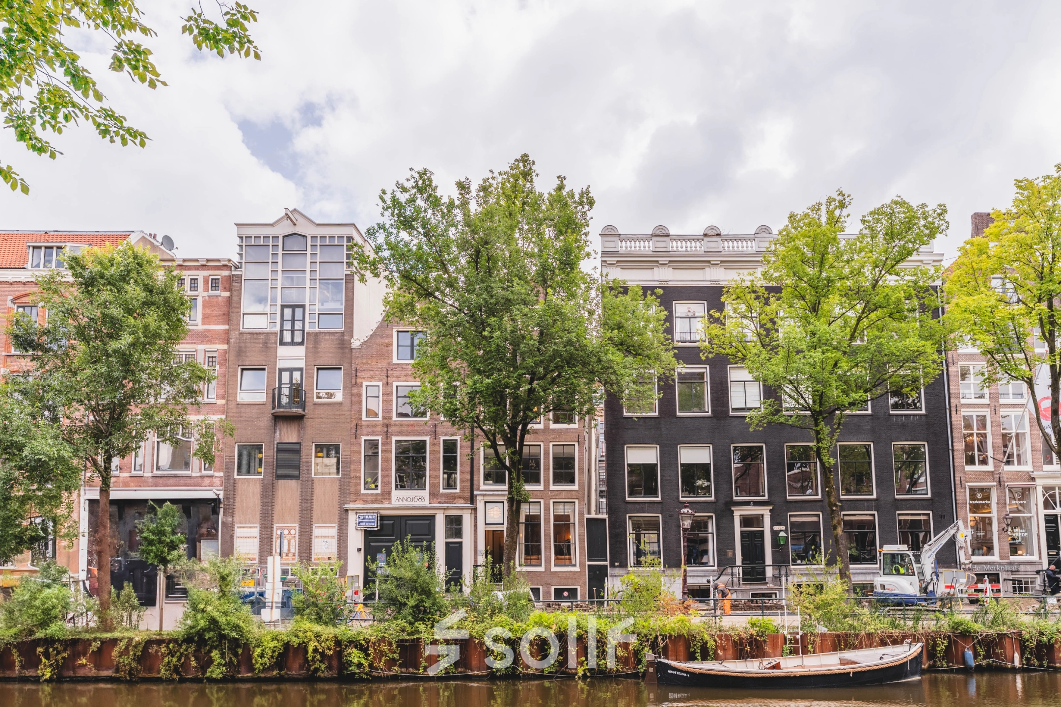 An exterior view of offices along Herengracht 221, Amsterdam Canal Belt, showcasing canal-side rent office space opportunities.
