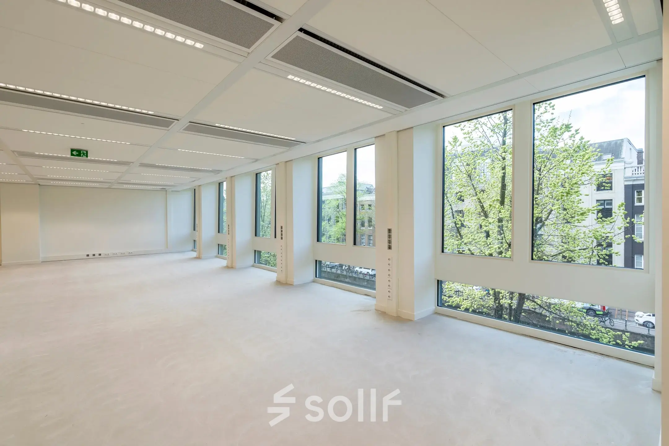 Bright office space featuring large windows overlooking the Amsterdam Canal Belt at Herengracht 459-469, ideal for office space rental.