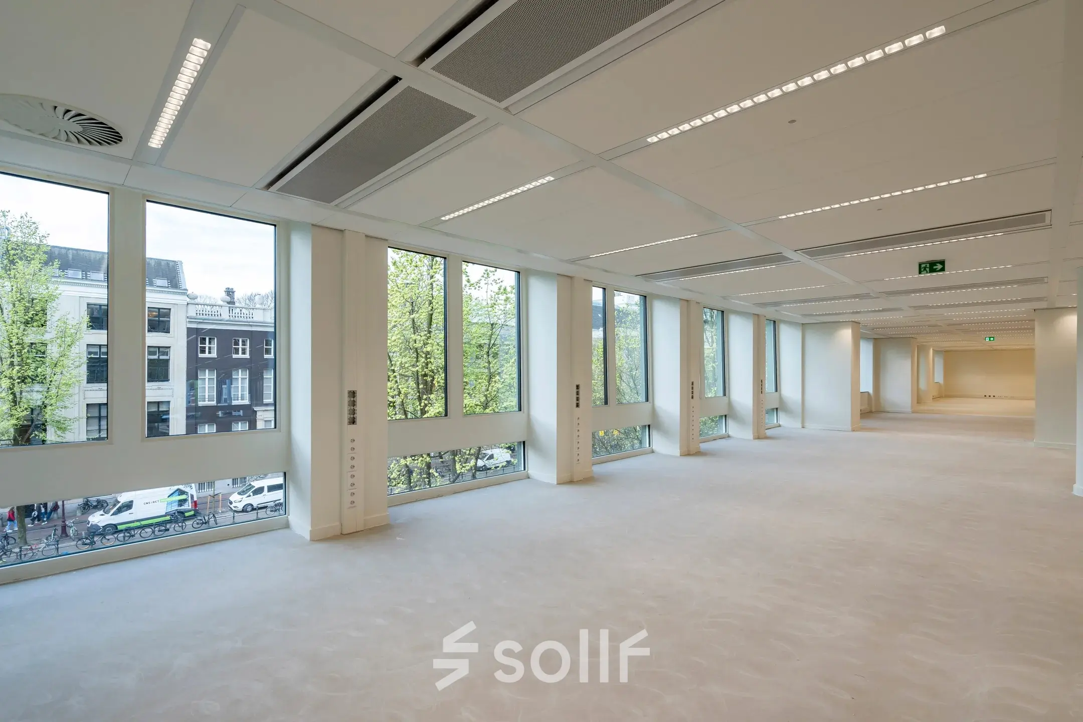 Spacious office with large windows at Herengracht 459-469, Amsterdam Canal Belt. Ideal for office space rental, featuring ample natural light and modern design.