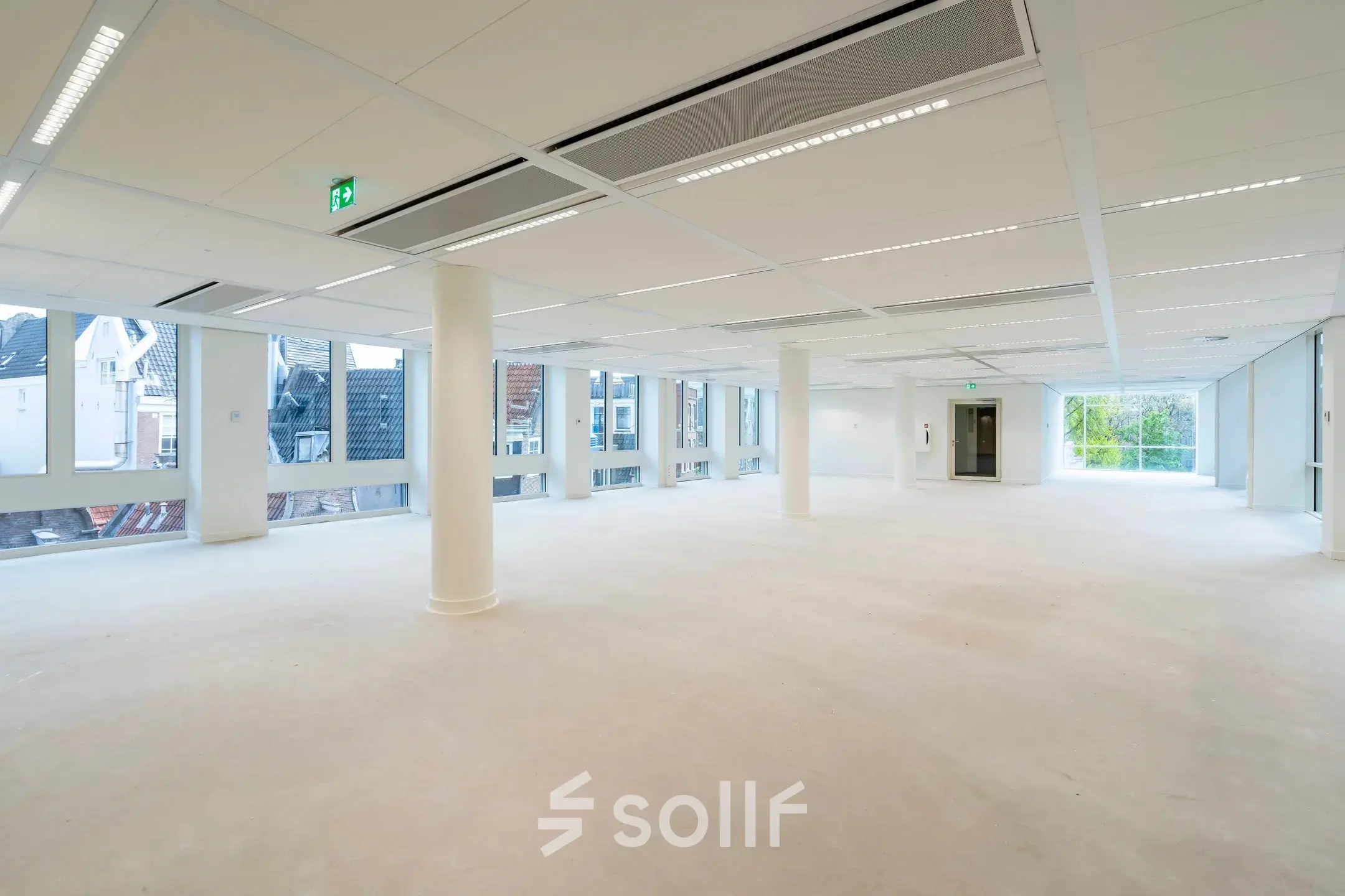 Spacious, unfurnished office space available for rent at Herengracht 459-469 in Amsterdam Canal Belt, featuring large windows and a bright interior.