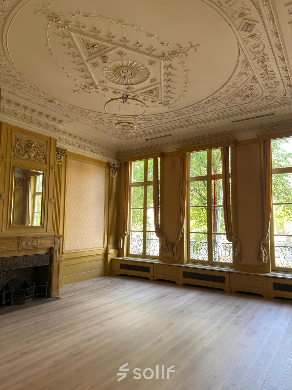 Elegant office space with intricate ceilings and large windows at Herengracht 582-584, ideal for those seeking office space rental in the Amsterdam Canal Belt.