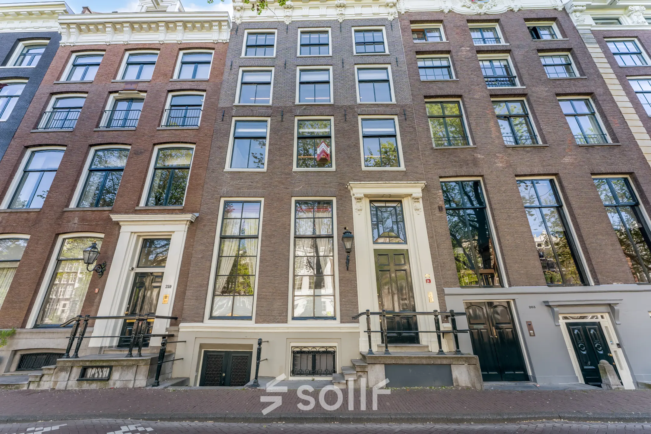 Exterior view of an office building at Keizersgracht 261 in Amsterdam Canal Belt, a prime location for office space rental.