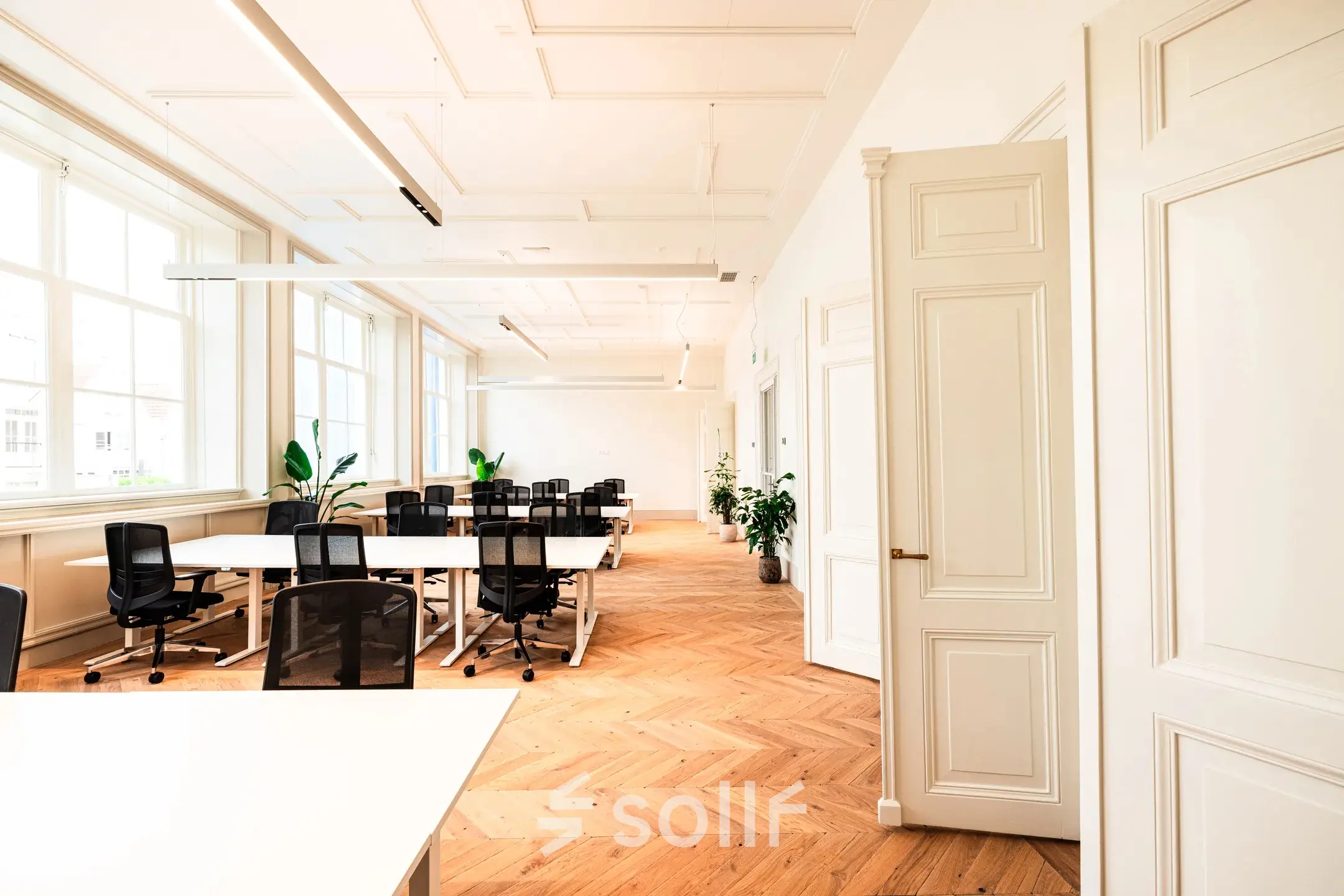Spacious office to rent at Keizersgracht 264, Amsterdam Canal Belt, featuring a bright interior with modern workstations and natural light, ideal for office space rental.