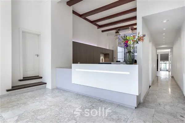 Bright reception area at Keizersgracht 62–64 in Amsterdam Canal Belt, perfect for office space rental.