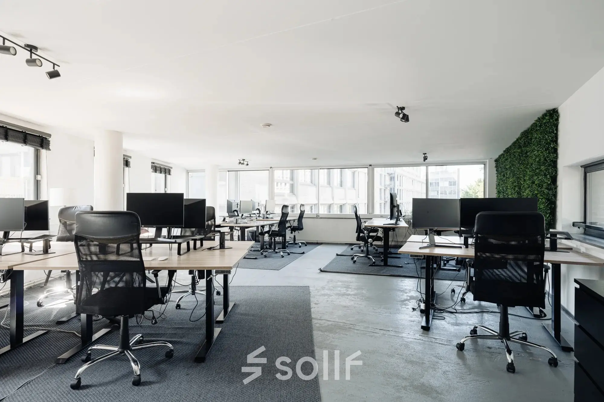 Spacious, modern office to rent at Weesperstraat 394-396, featuring ample natural light and contemporary furnishings ideal for productive work in Amsterdam Canal Belt.