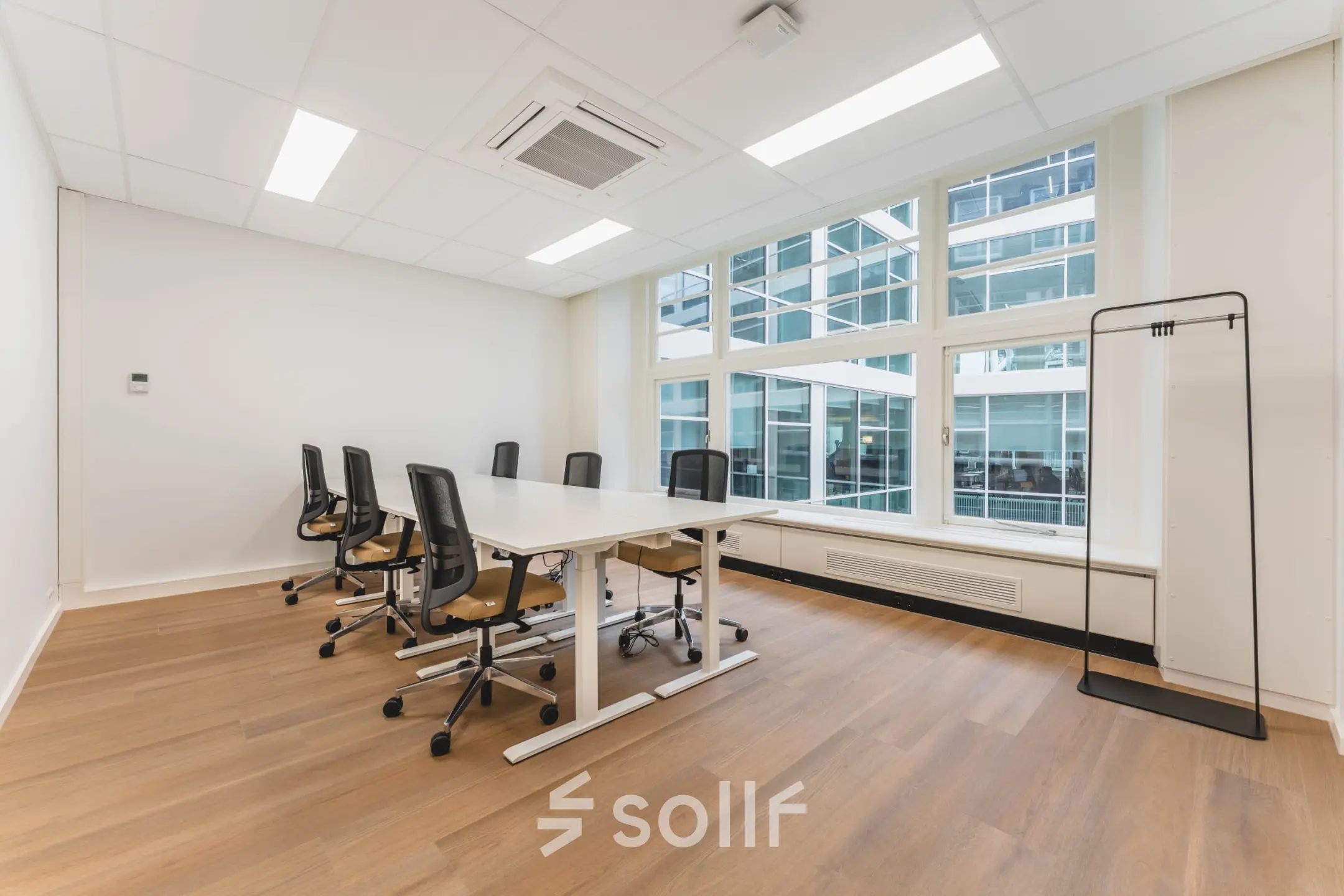 Bright office space for rent at Herengracht 471, Amsterdam Center, featuring a large table and chairs, ideal for office space rental.