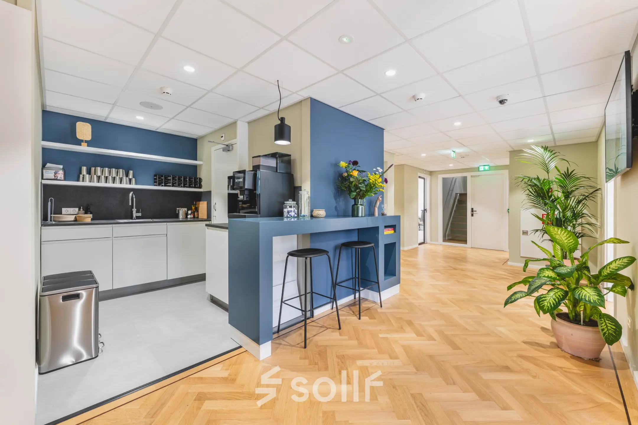 Bright, furnished office space available to rent at Herengracht 471, in Amsterdam Center, featuring a modern pantry area and stylish seating for informal meetings or breaks.