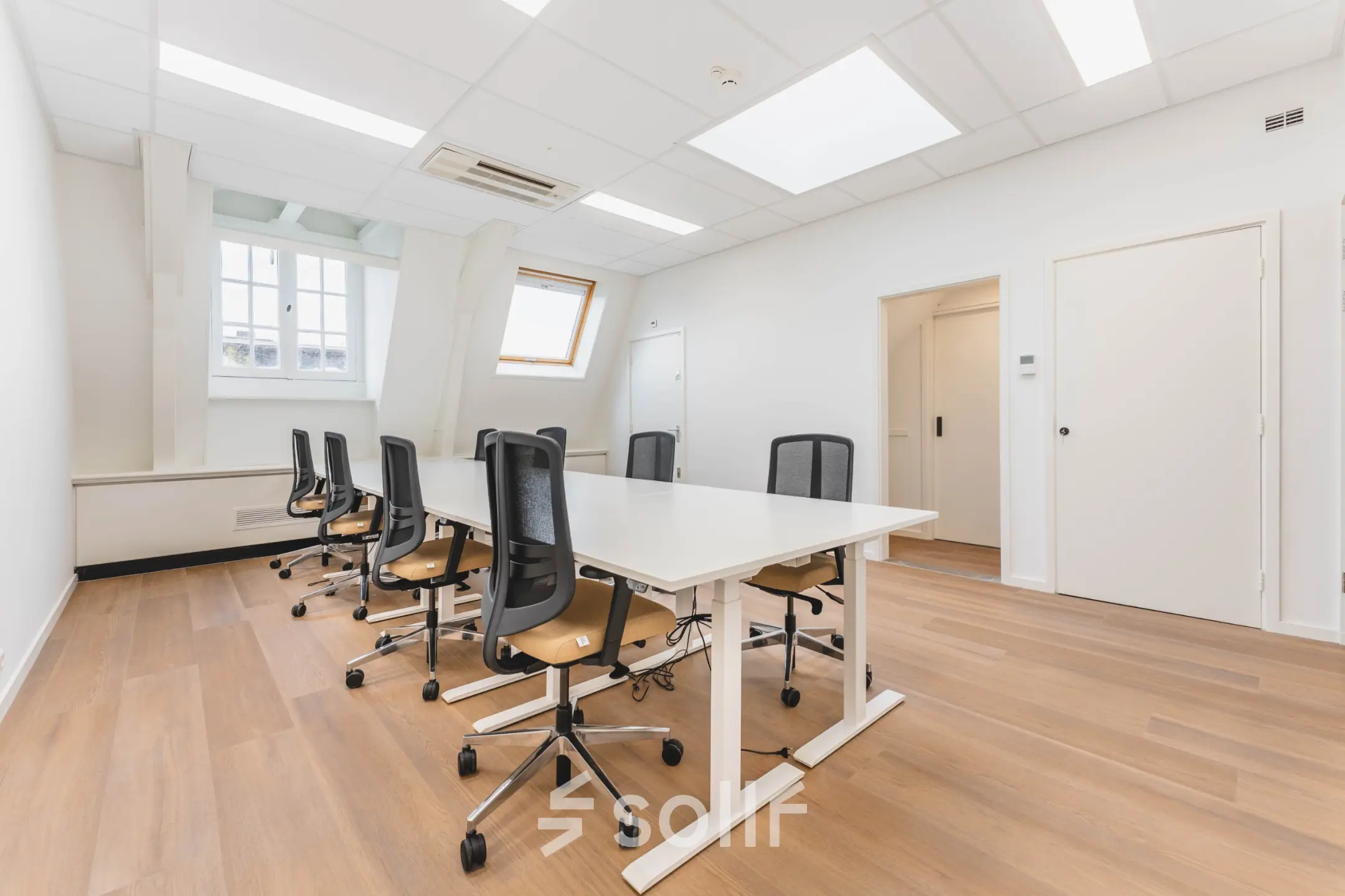 Spacious, well-lit office space rental at Herengracht 471 in Amsterdam Center with desks and chairs arranged for teamwork.