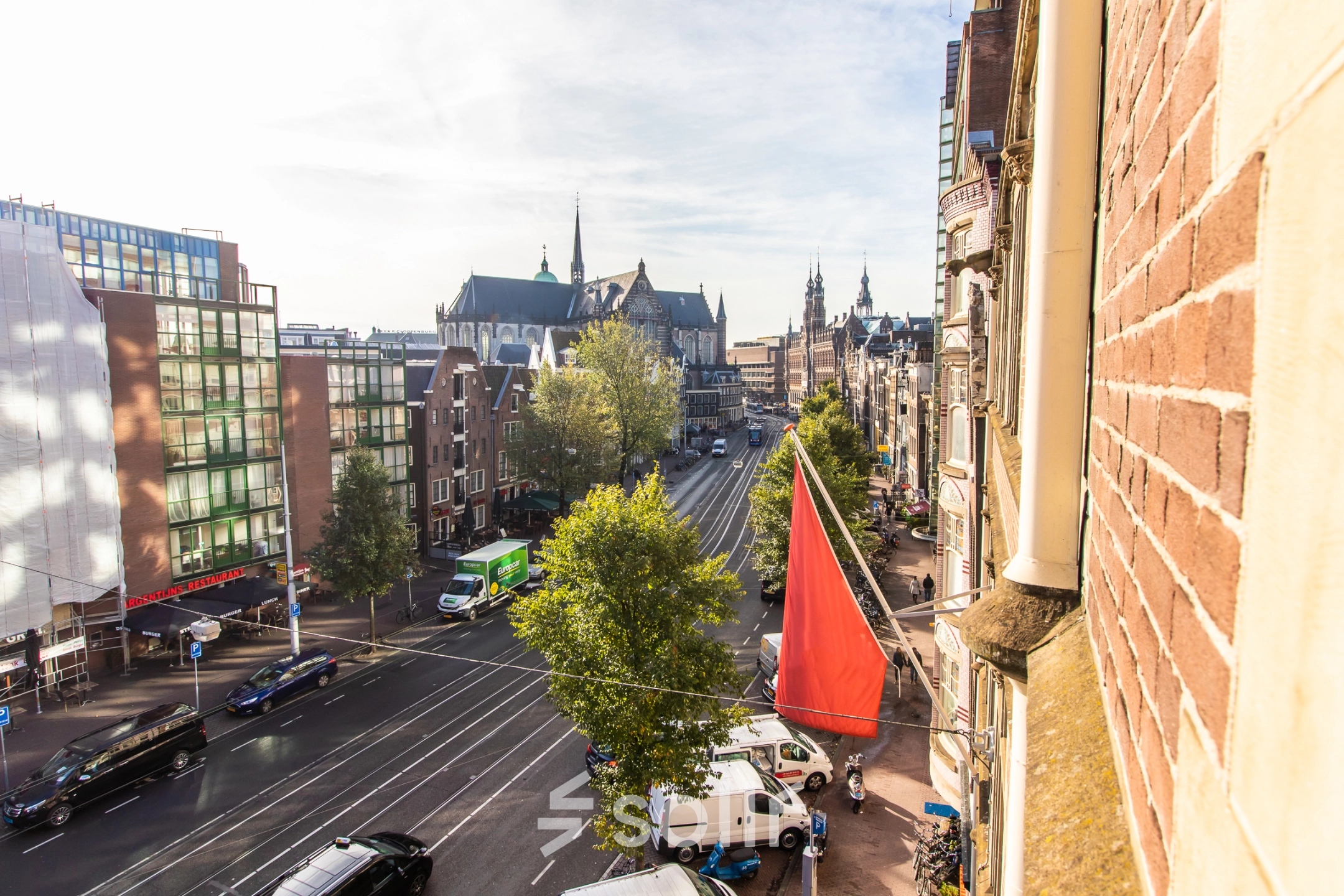 View of Nieuwezijds Voorburgwal in Amsterdam Center, featuring nearby office space rental opportunities.