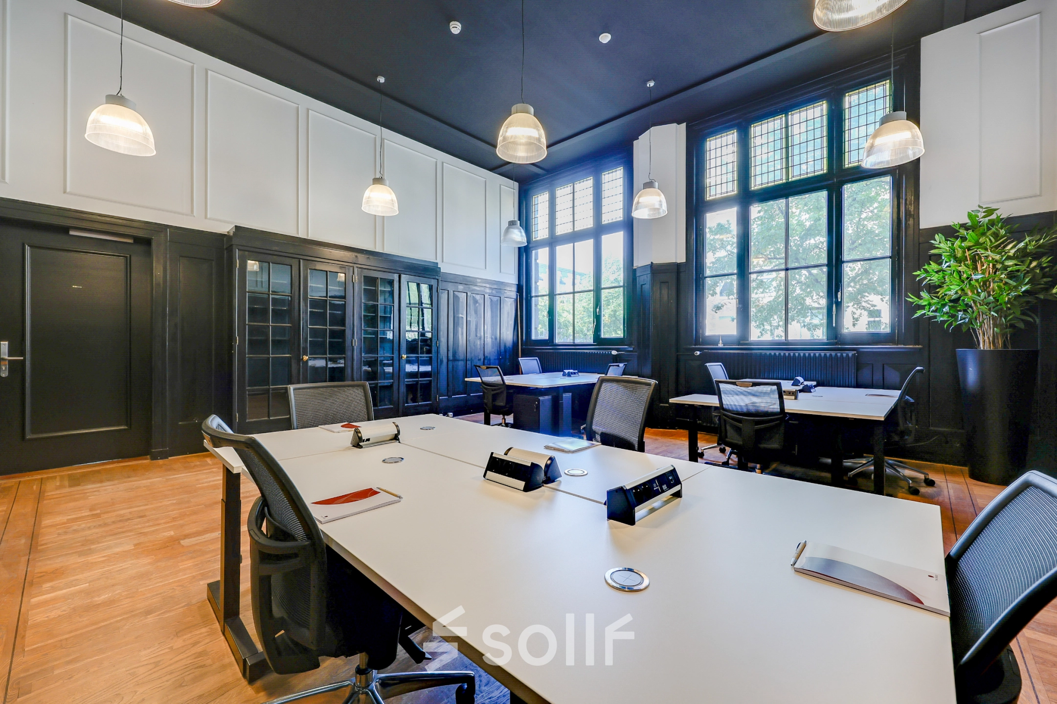 Bright office space at Raamplein 1 in Amsterdam Center with modern furnishings and large windows, ideal for office space rental.