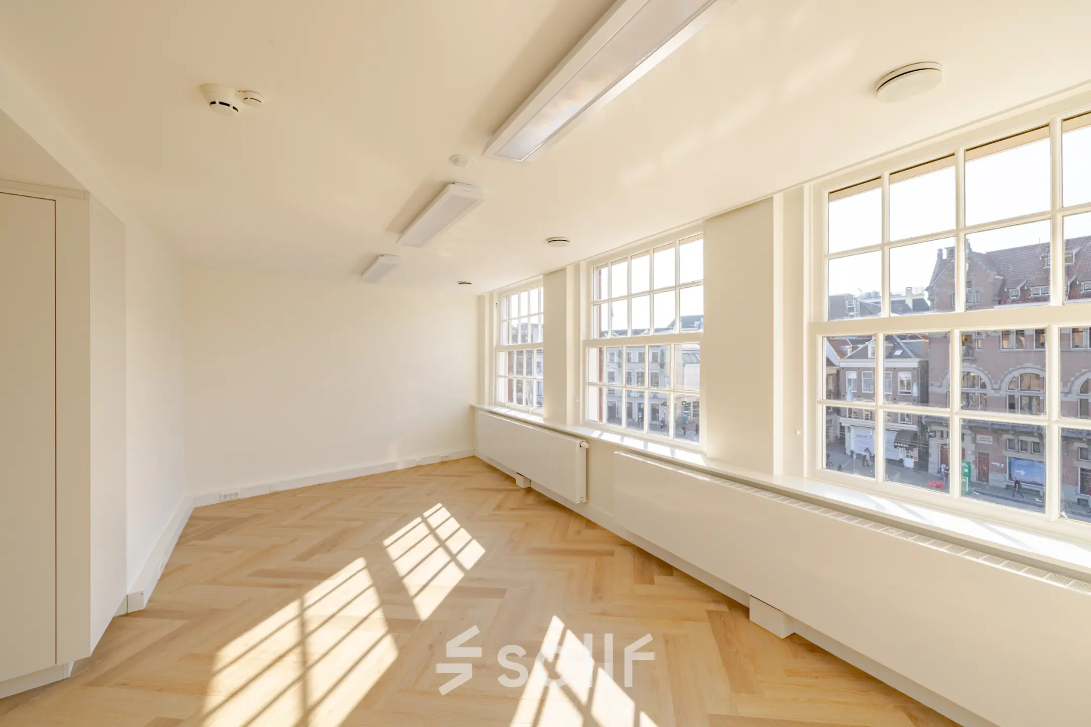 Bright office space with large windows at Rokin 117 117 in Amsterdam Center, perfect for rent office space.