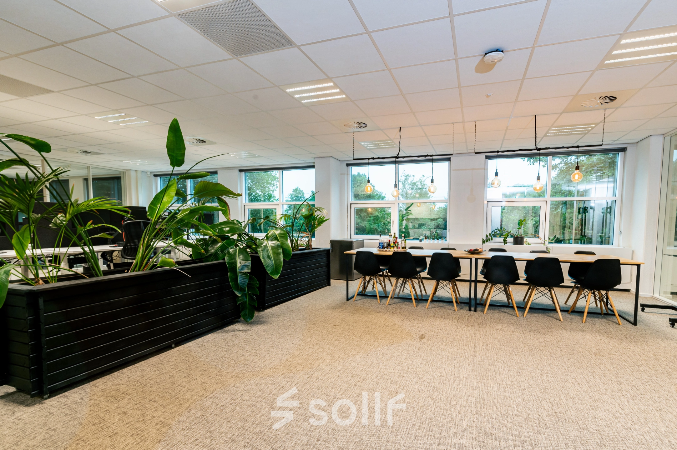 Bright, furnished office at Overschiestraat 186 in Amsterdam De Schinkel with a long table and chairs, ideal for office space rental.