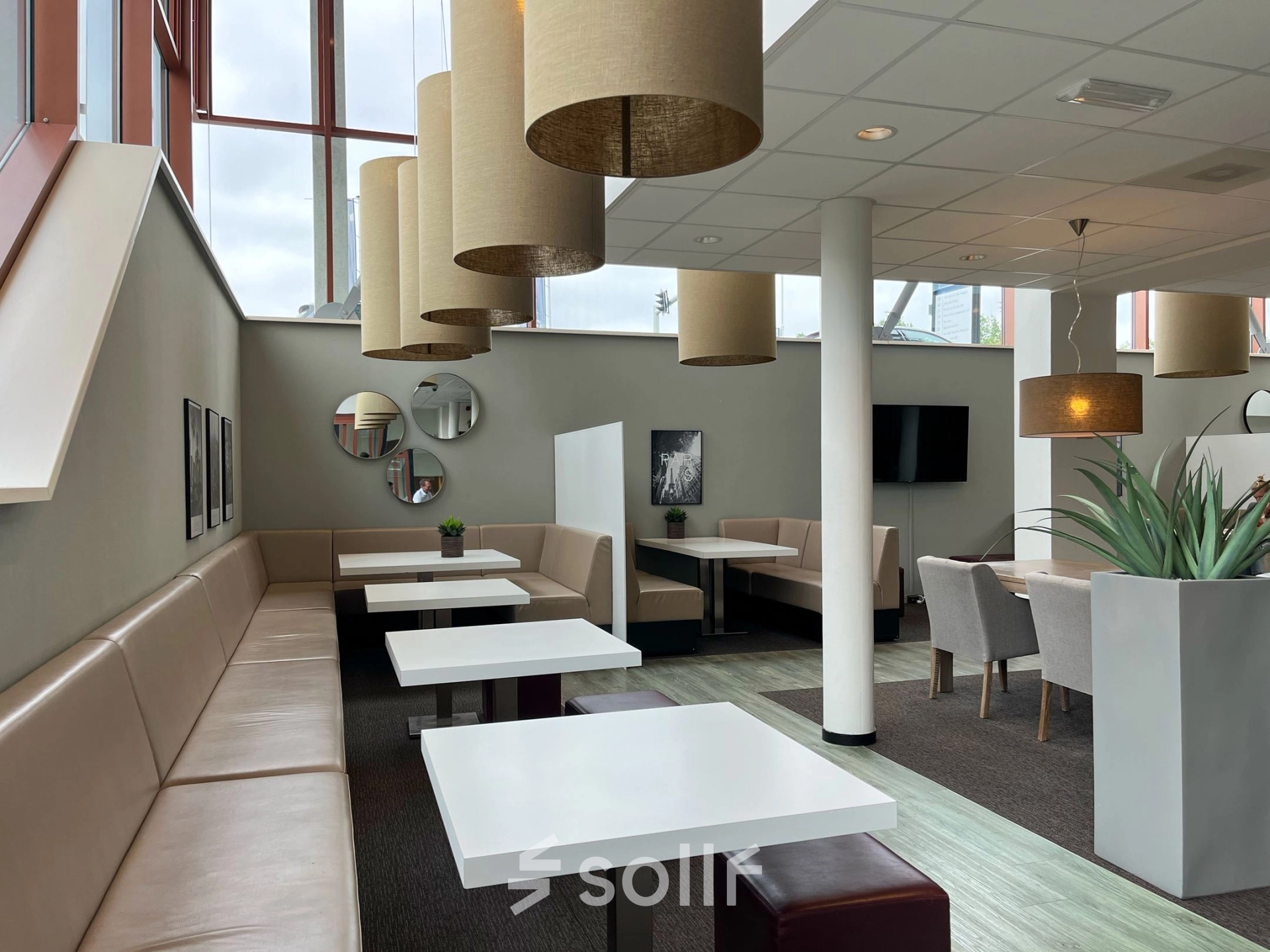 Bright and furnished office space at Daalwijkdreef 47, Amsterdam Duivendrecht, featuring comfortable seating and tables ideal for collaborative work. Consider this inviting office space rental for your business needs.