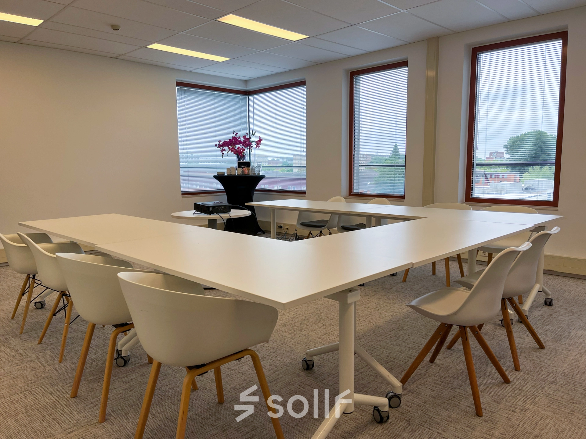Office space at Daalwijkdreef 47, Amsterdam Duivendrecht, featuring a bright conference room with a modular white table and several chairs, ideal for office space rental.