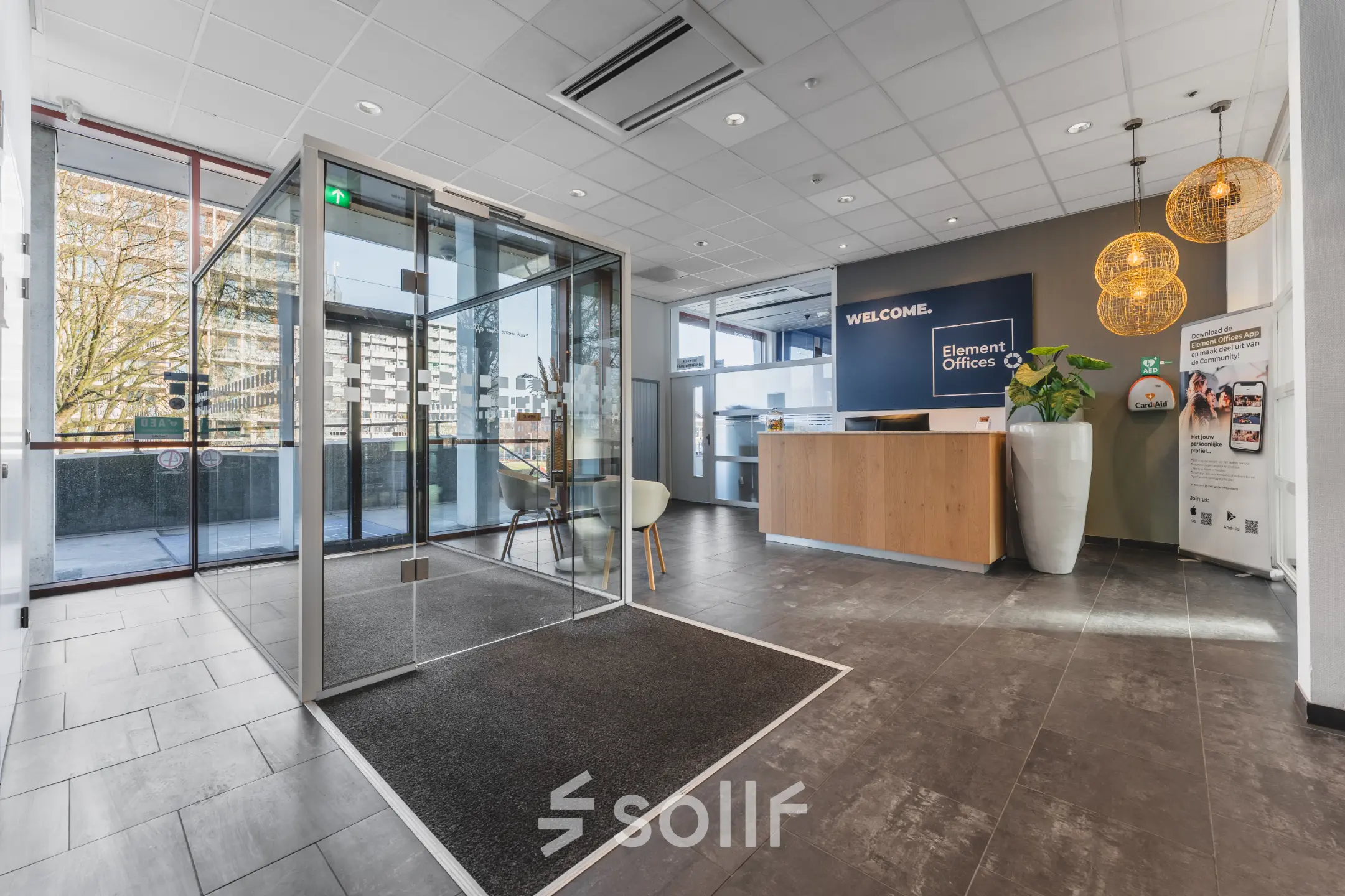 Spacious office entrance at Daalwijkdreef 47, featuring a modern reception area with sleek furnishings and natural light, ideal for those seeking office space rental in Amsterdam Duivendrecht.