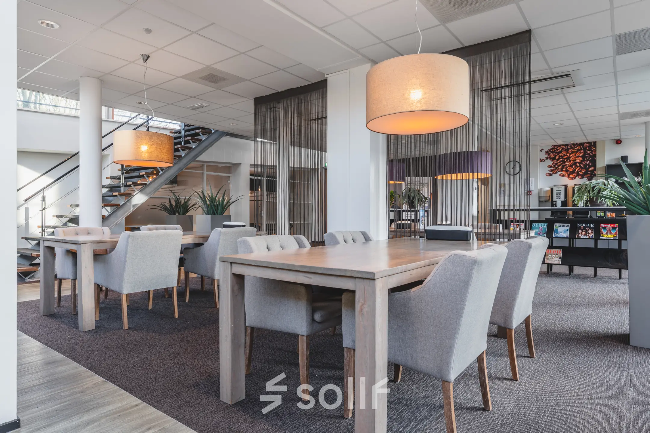 Modern office space rental with furnished workspaces at Daalwijkdreef 47 in Amsterdam Duivendrecht, featuring stylish seating and ambient lighting.