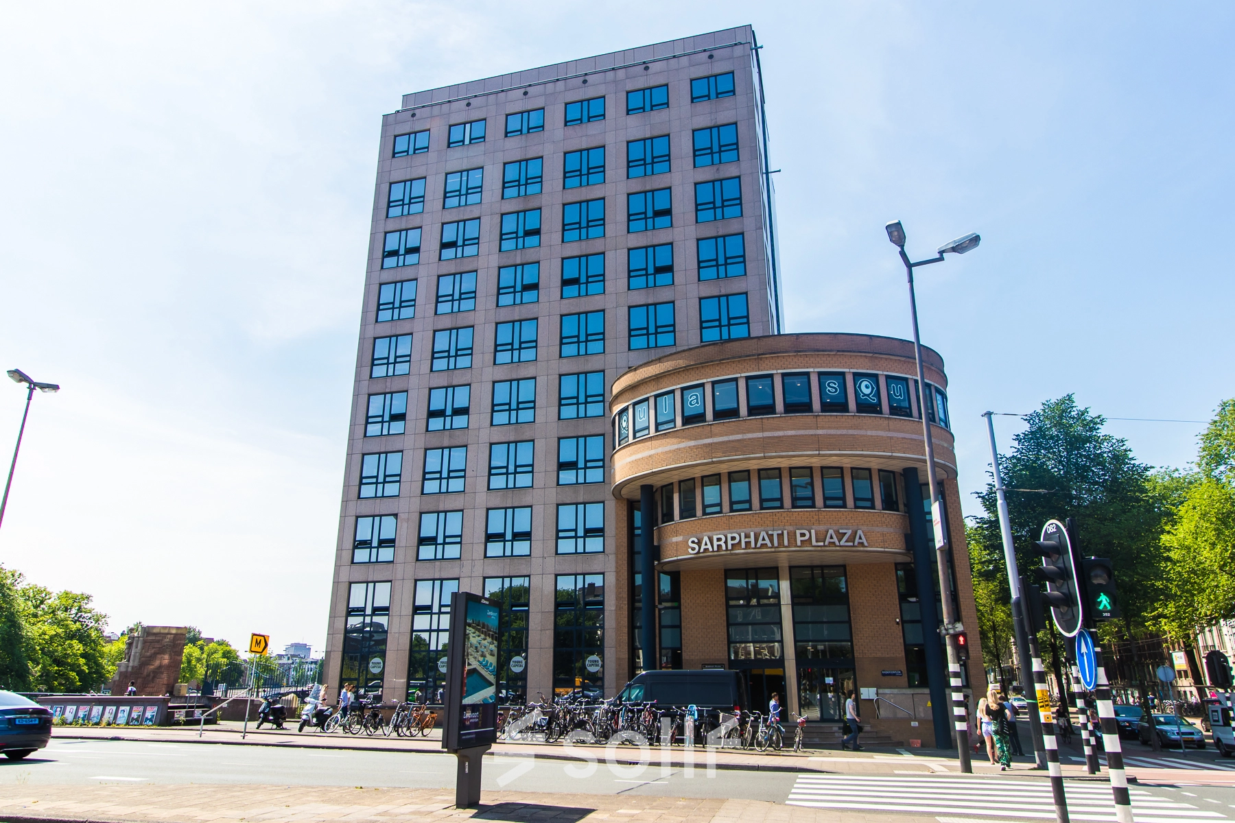 Exterior view of Sarphati Plaza at Rhijnspoorplein 10-38, ideal for office space rental in Amsterdam East.