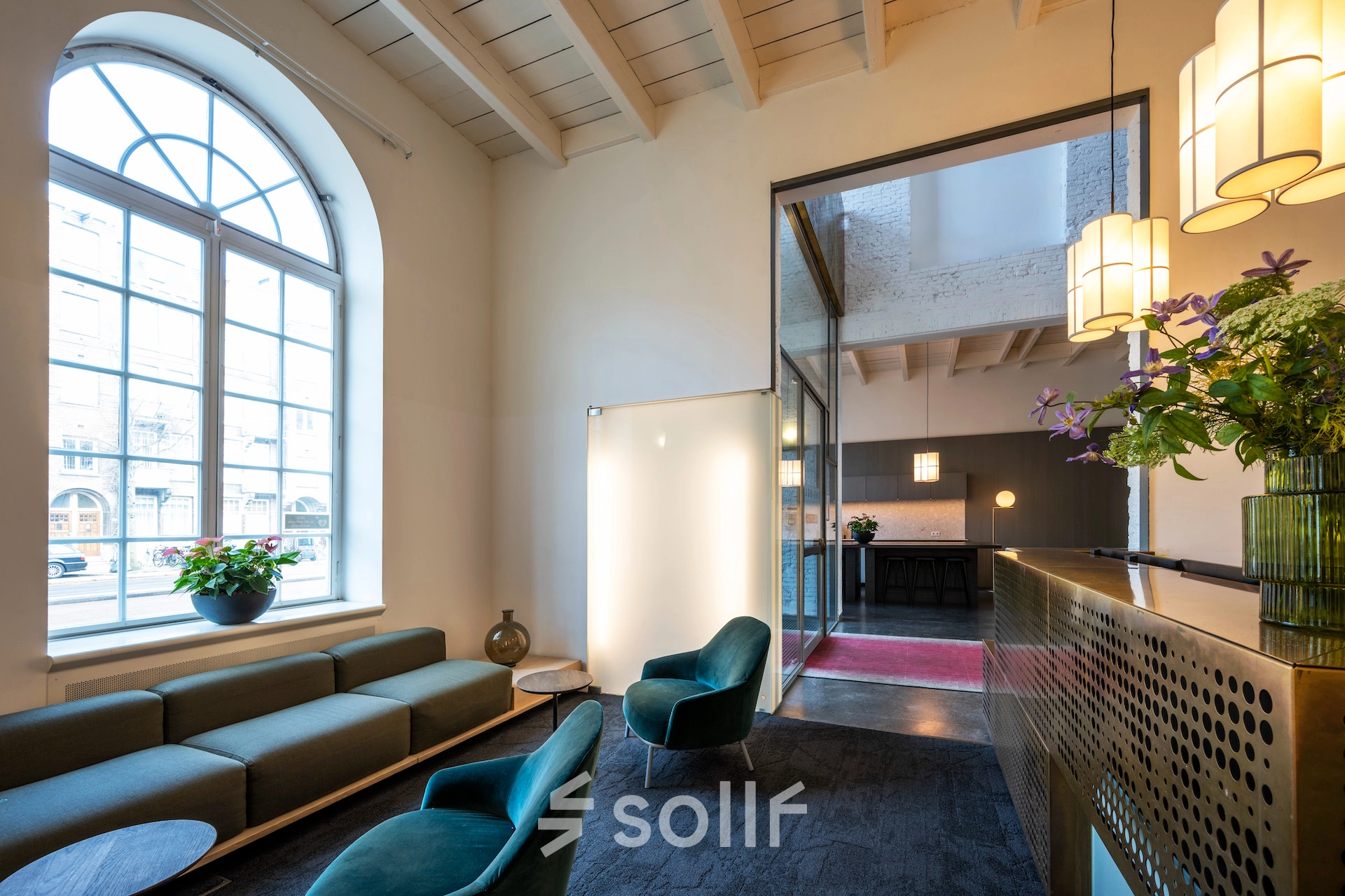 Spacious office lobby at Sarphatistraat 370, Amsterdam East, featuring modern seating and bright lighting, ideal for office space rental.