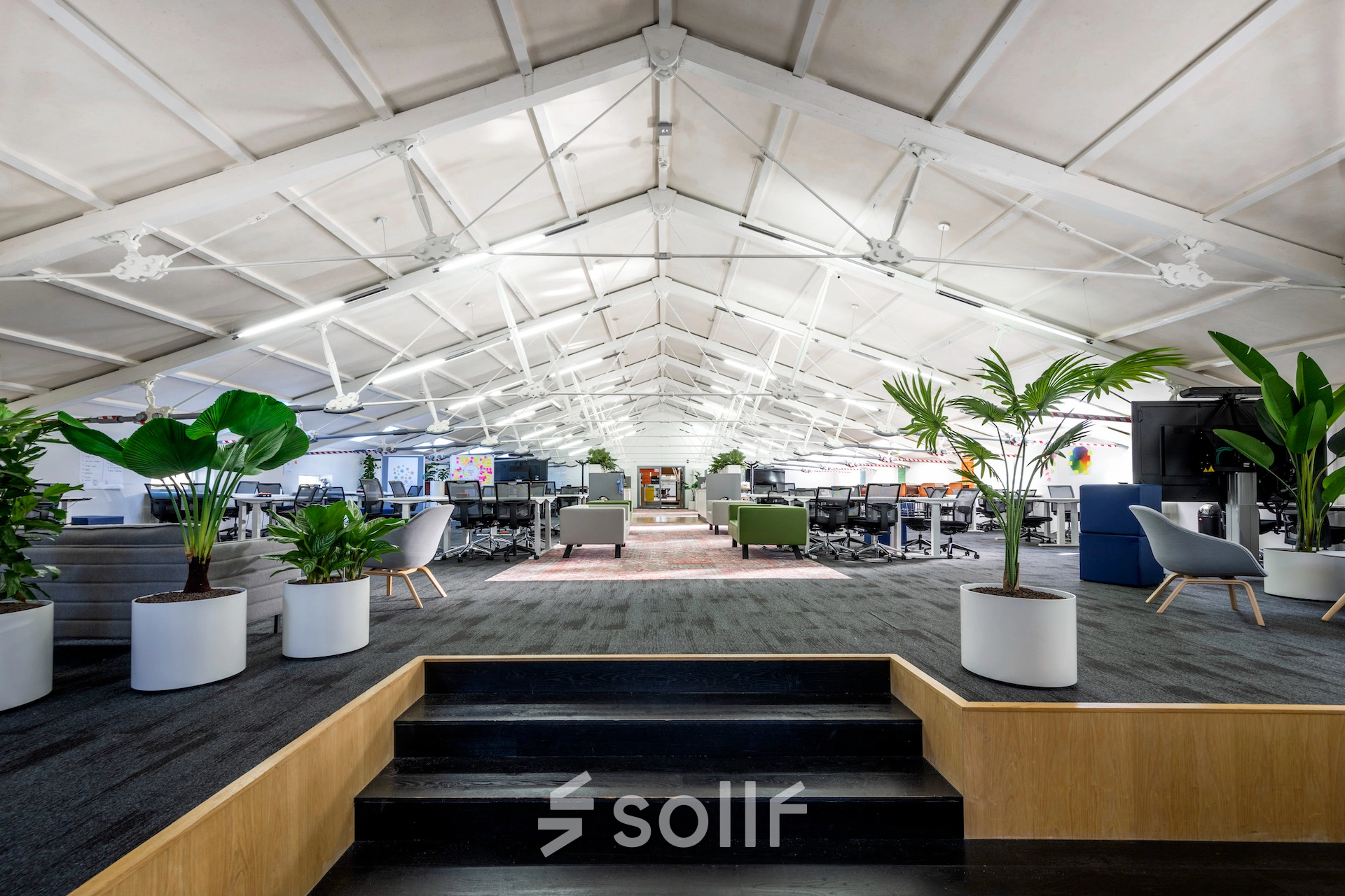 Stylish office space in Amsterdam East with modern furnishings, open floor plan, and natural light, ideal for office space rental at Sarphatistraat 370.
