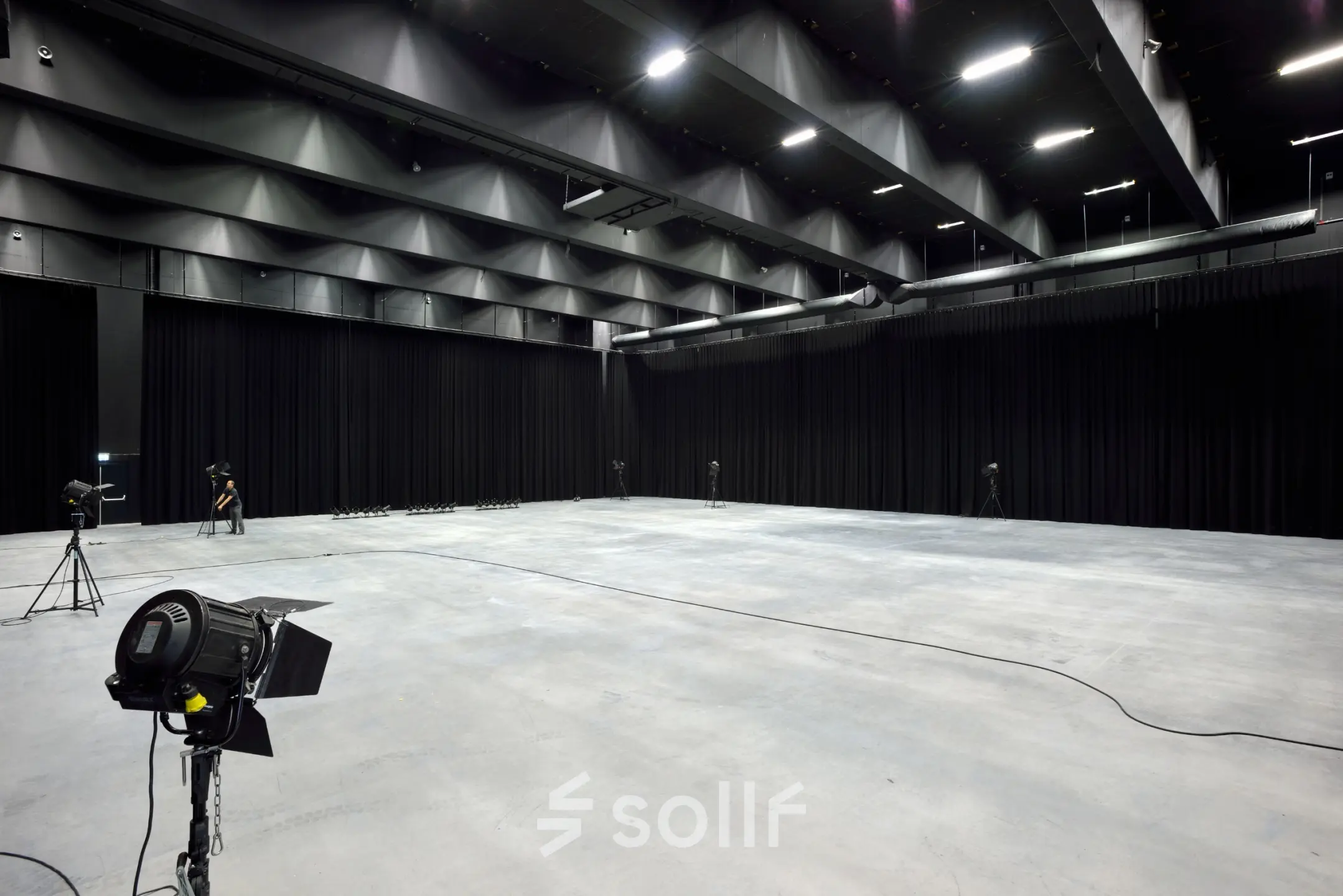 Spacious, modern interior with high ceilings and lighting, suitable for office space rental in Amsterdam Houthavens.