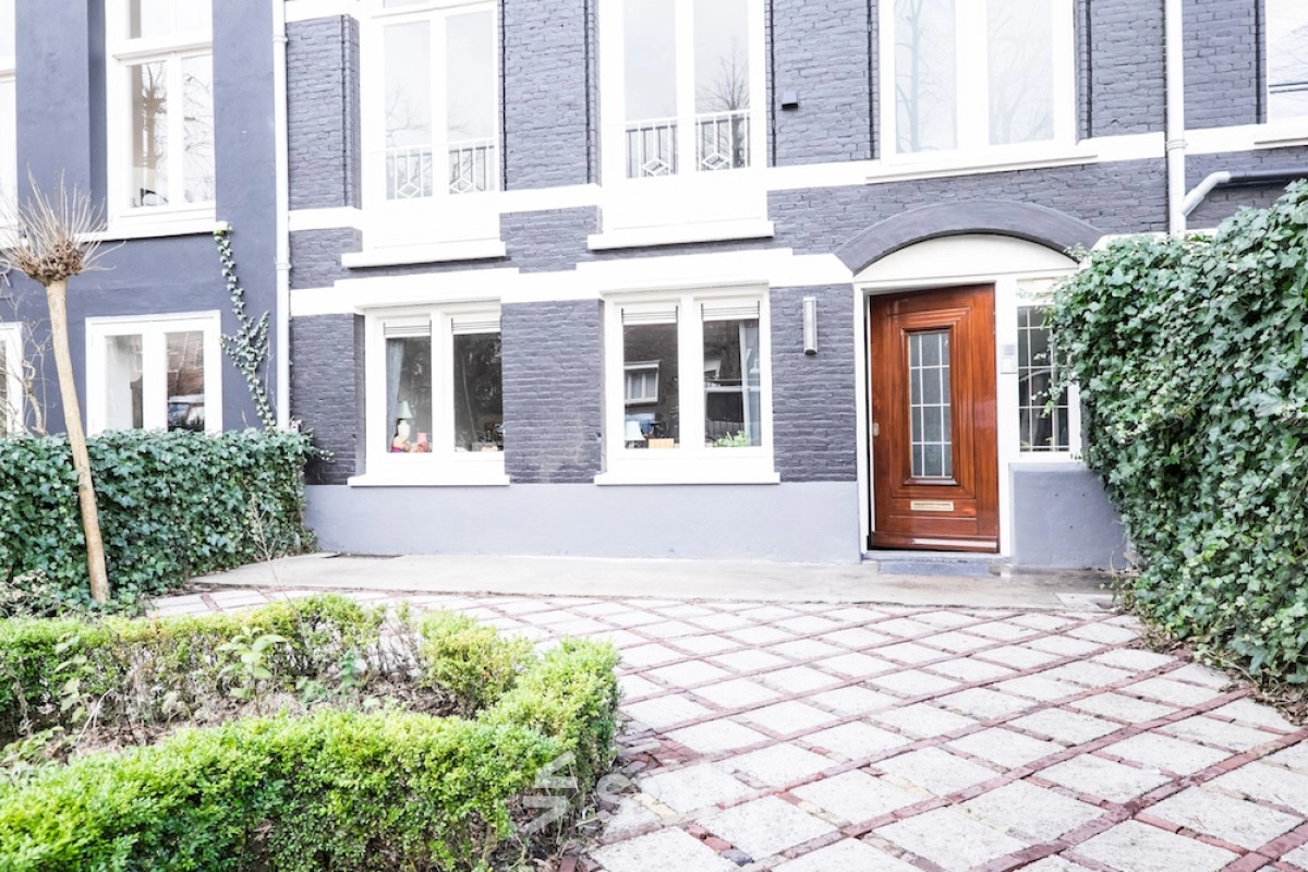 Exterior view of an office building at Sophialaan 21 in Amsterdam Old South, ideal for office space rental.