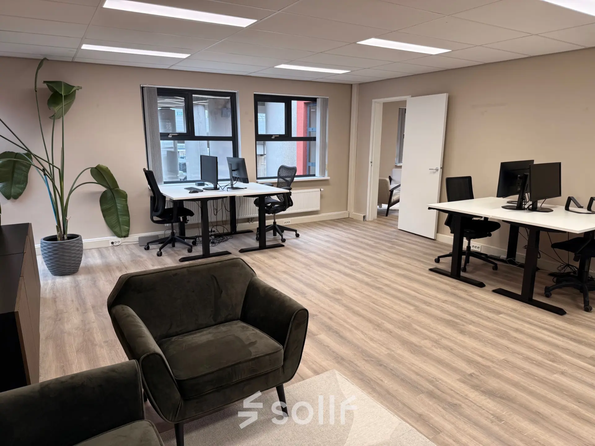 Office space for rent at Arlandaweg 92, Amsterdam Sloterdijk, featuring modern furnishings, workstations, and a natural light-filled environment.