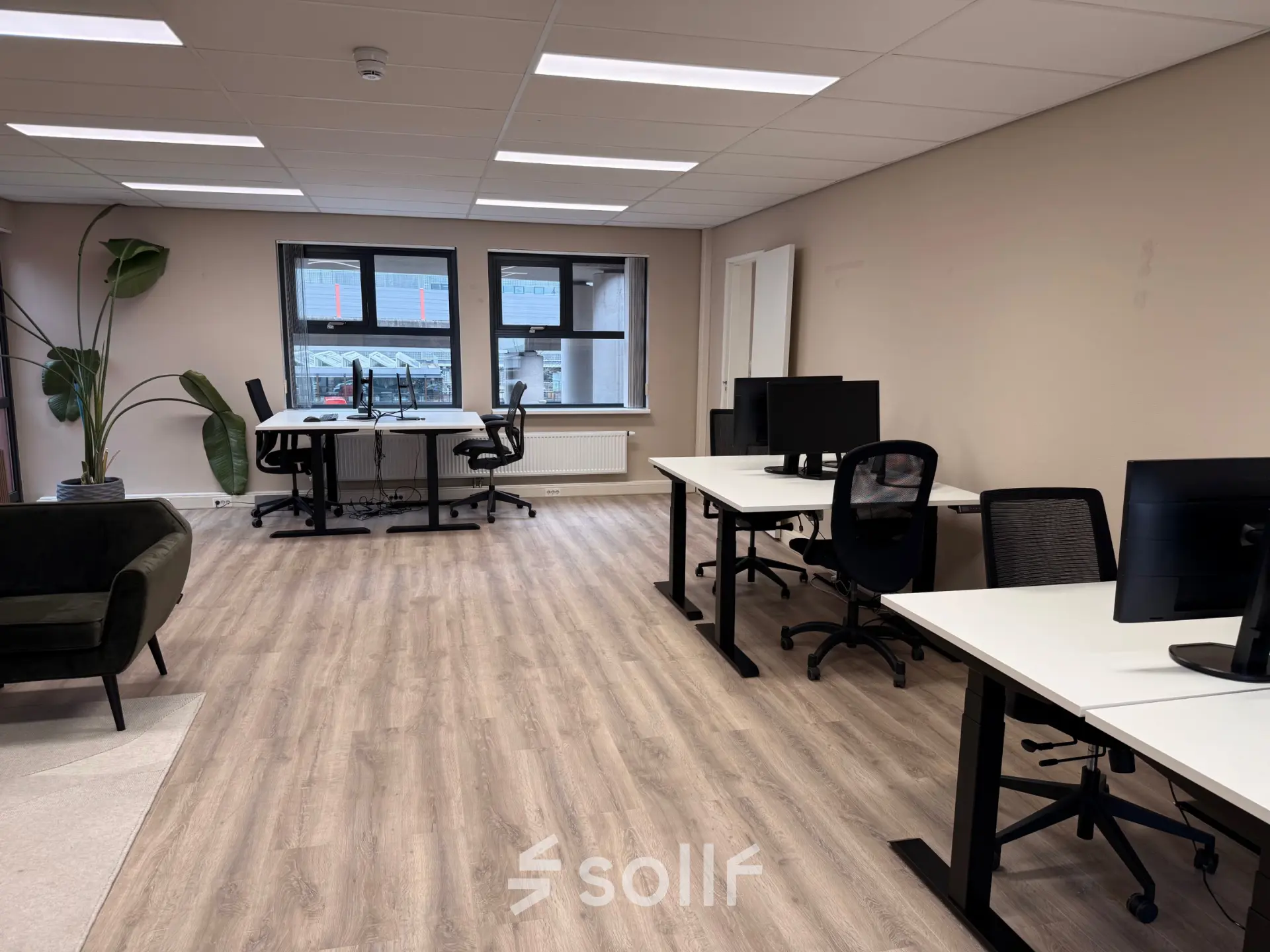 Bright office space at Arlandaweg 92, Amsterdam Sloterdijk, featuring modern desks and ample natural light. Ideal for those seeking office space rental.