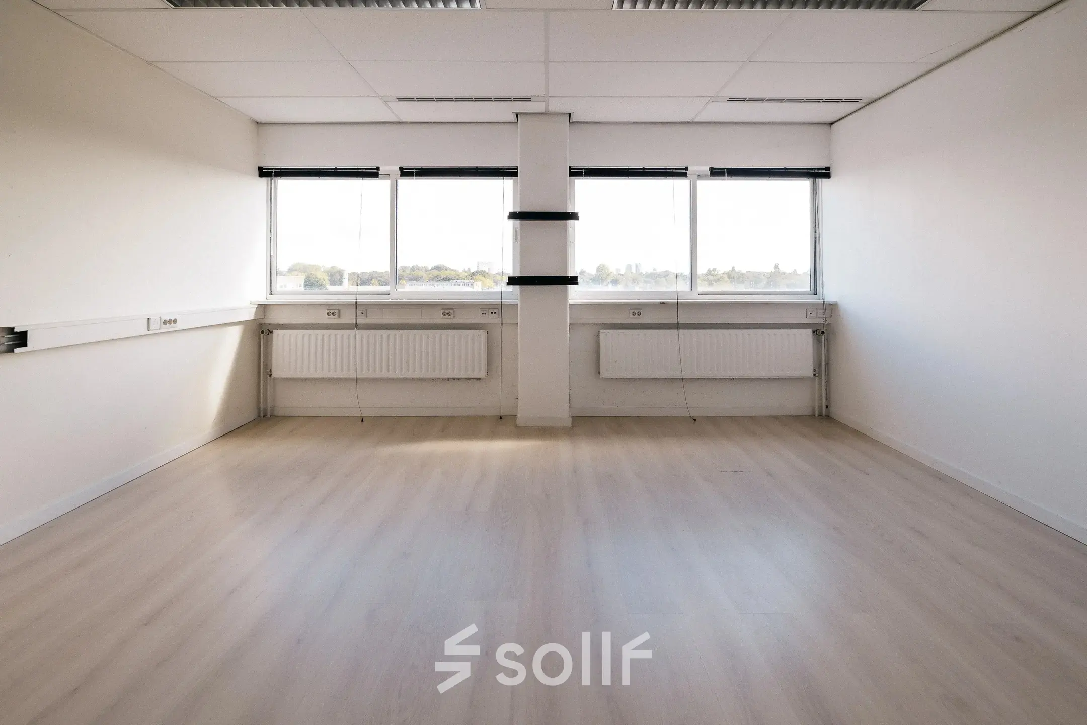 Spacious unfurnished office space with large windows, located at Kabelweg 24, Amsterdam Sloterdijk, ideal for office space rental.