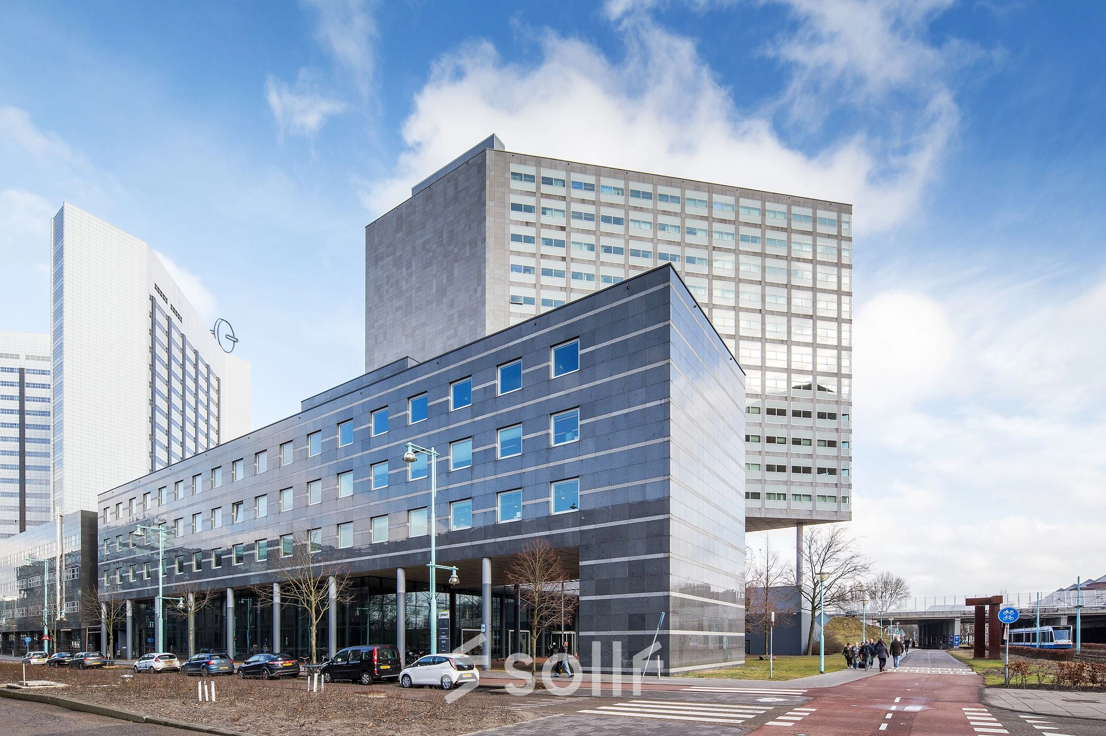 Exterior view of the modern office building at Kingsfordweg 43 in Amsterdam Sloterdijk, a prime location for office space rental.