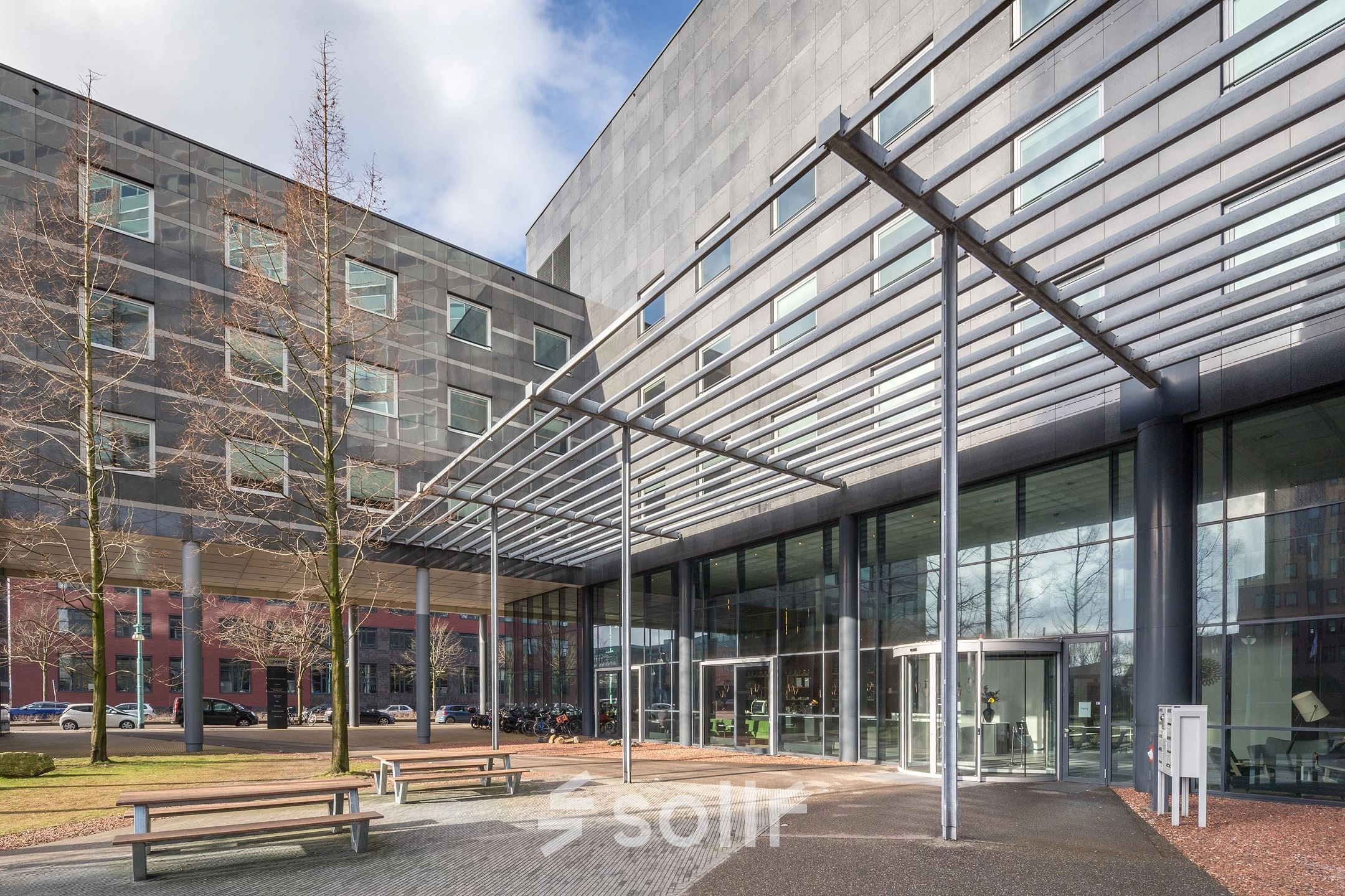 Exterior view of a modern office building at Kingsfordweg 43, Amsterdam Sloterdijk, suitable for office space rental.