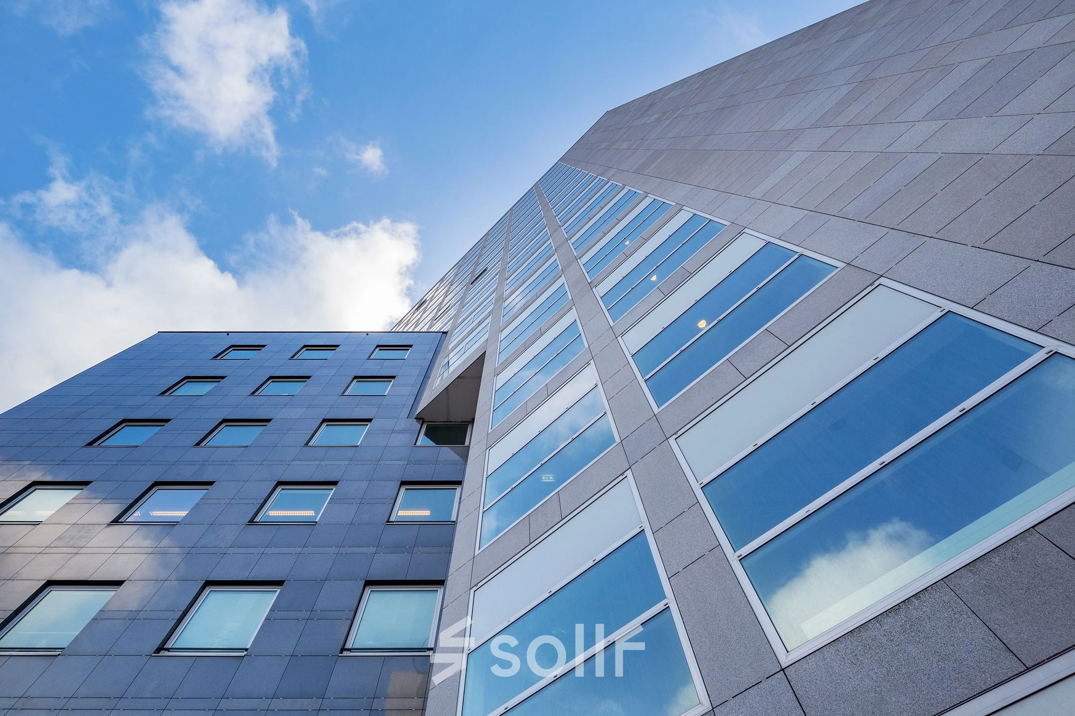 Exterior view of the modern office building at Kingsfordweg 43, Amsterdam Sloterdijk, ideal for office space rental opportunities.