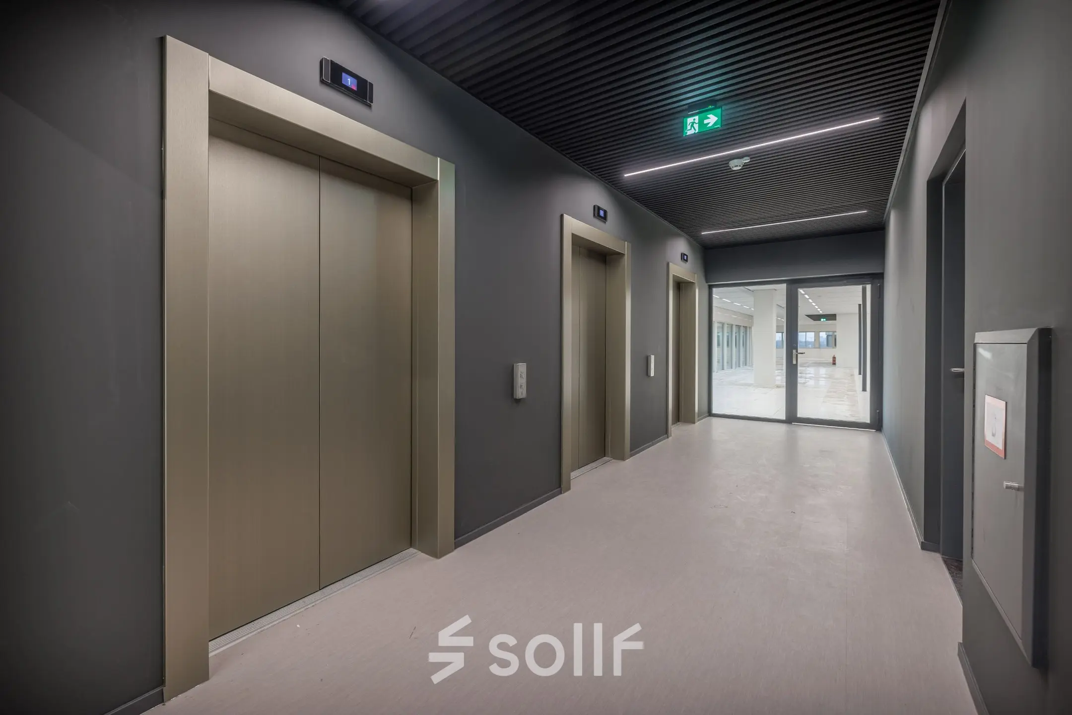 Elevator lobby area at Herikerbergweg 290, Amsterdam South East, ideal for accessing office space rental options.