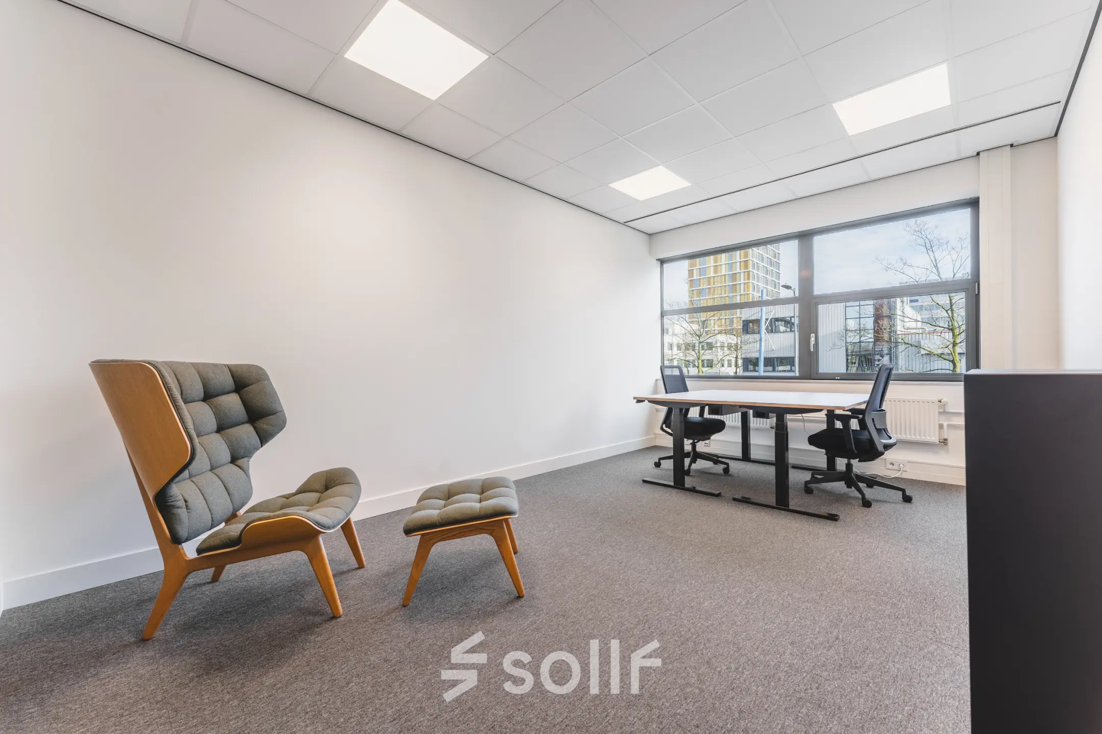 Bright office space with modern furniture, featuring a desk and chairs, located at Paasheuvelweg 20 in Amsterdam South East, ideal for office space rental.