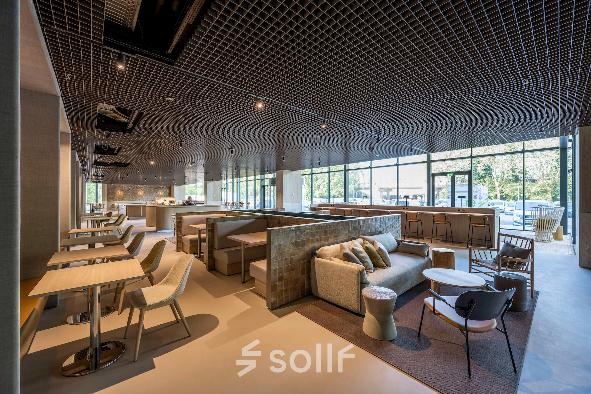 Spacious, well-lit lounge area for office space rental at Nachtwachtlaan 20, Amsterdam West, featuring comfortable seating and a modern design.