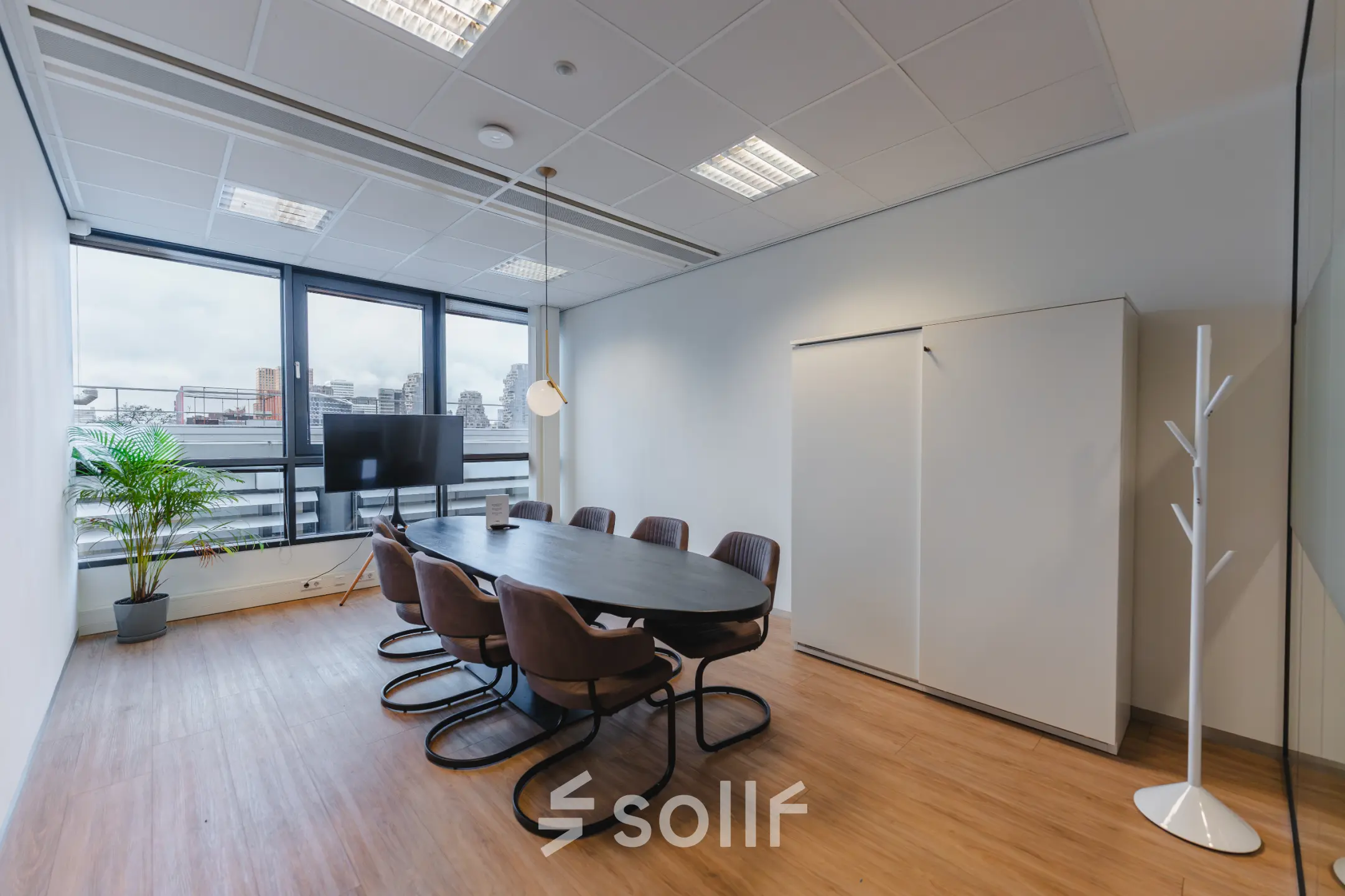 Bright conference room at De Boelelaan 30, Amsterdam Zuidas featuring a large table and chairs, ideal for office space rental.