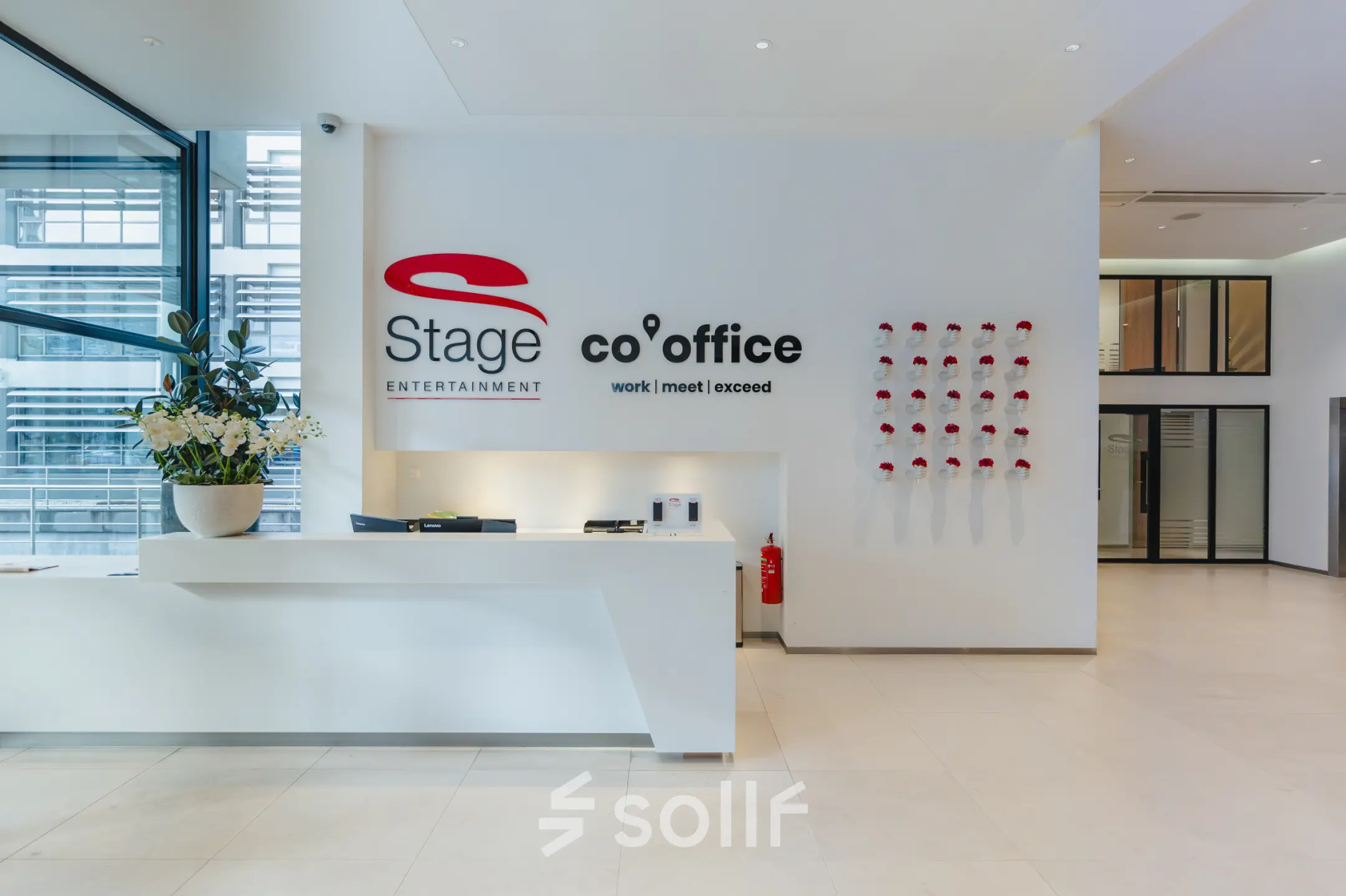 Modern reception area at De Boelelaan 30, Amsterdam Zuidas, ideal for office space rental with sleek design and inviting atmosphere.