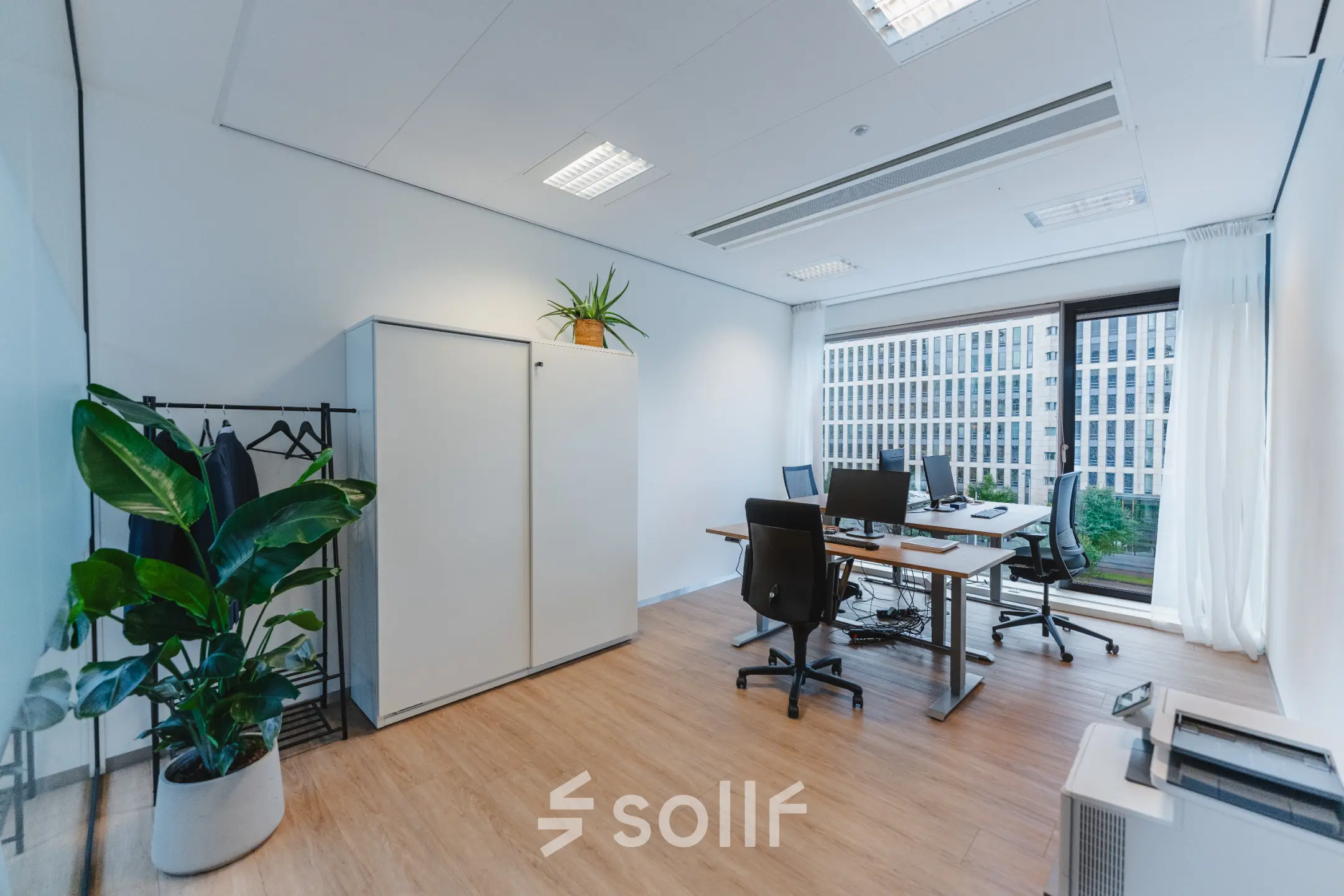 Bright office space at De Boelelaan 30 in Amsterdam Zuidas featuring modern desks and large windows for rent. Ideal for office space rental in a vibrant area.