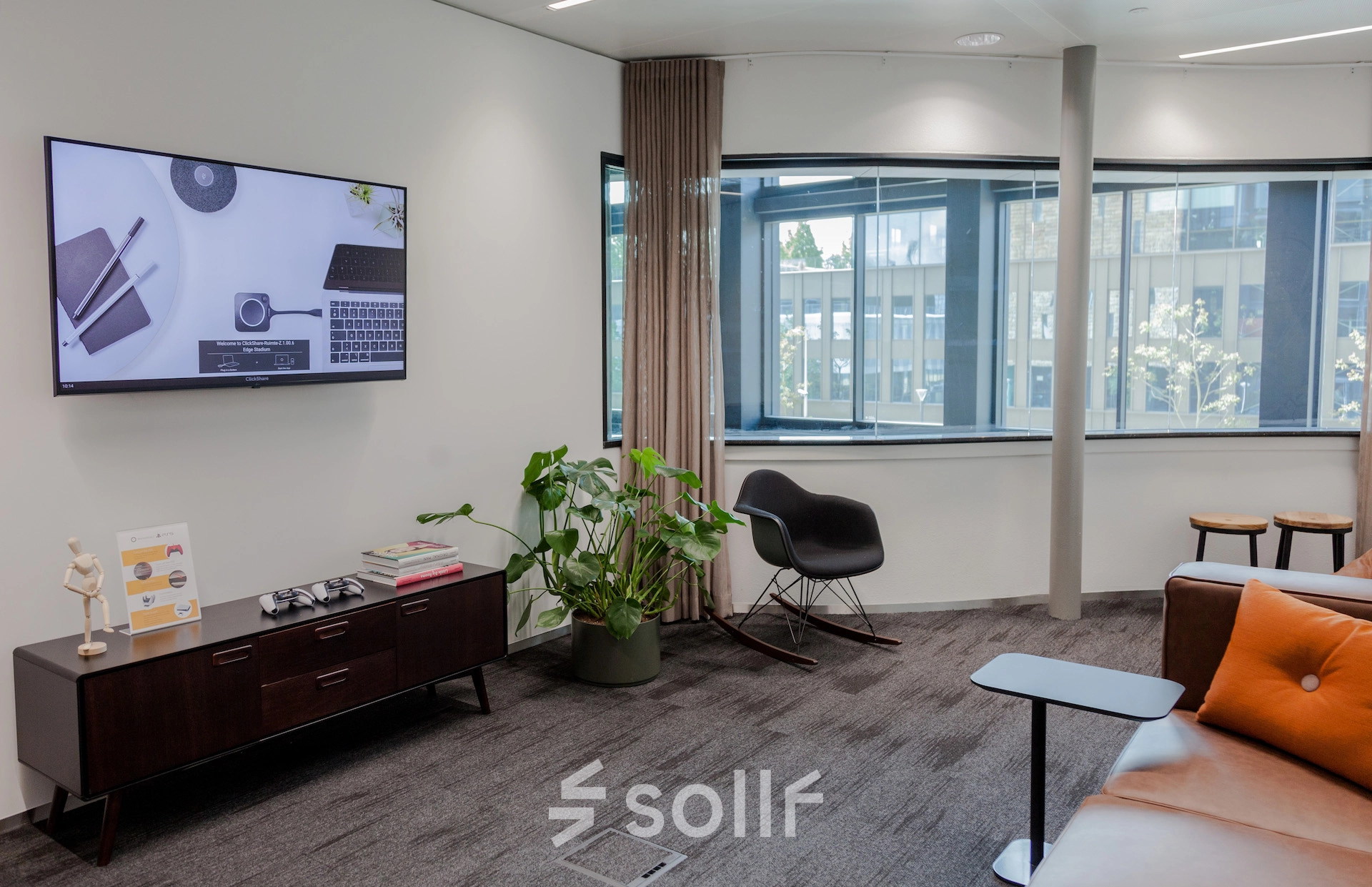 Furnished office space at Fred. Roeskestraat 100 in Amsterdam Zuidas with cozy seating and a flat-screen TV, ideal for office space rental.