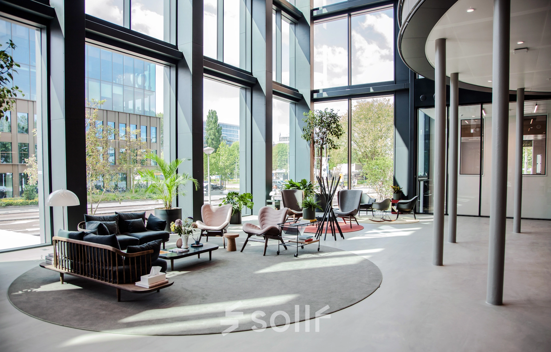 Bright and modern office space with stylish furniture at Fred. Roeskestraat 100, ideal for those seeking office to rent in Amsterdam Zuidas.