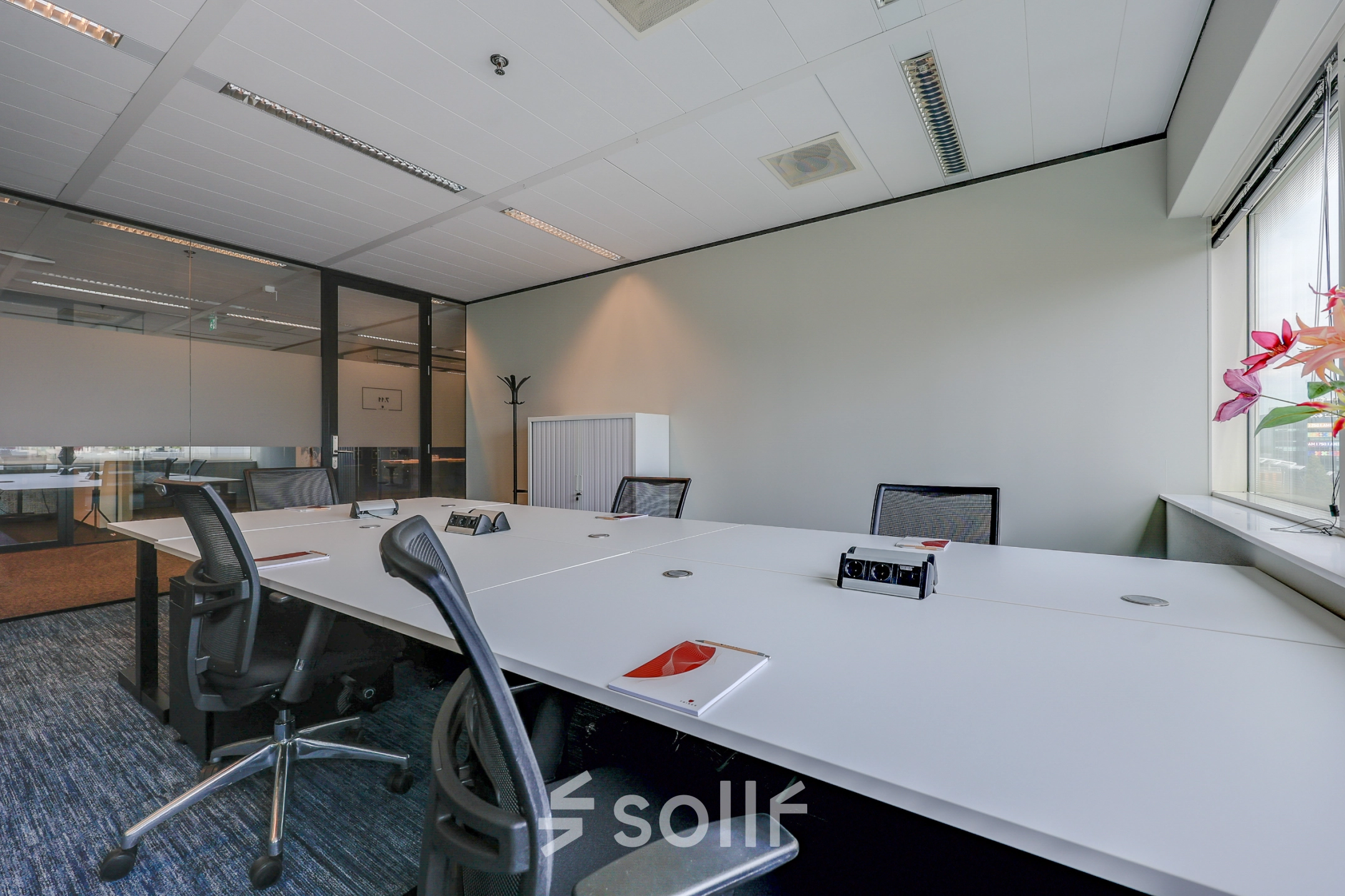 Spacious office in Amsterdam Zuidas, Gustav Mahlerplein 28 & 58-60, with modern furnishings and a large desk setup. Ideal for office space rental.