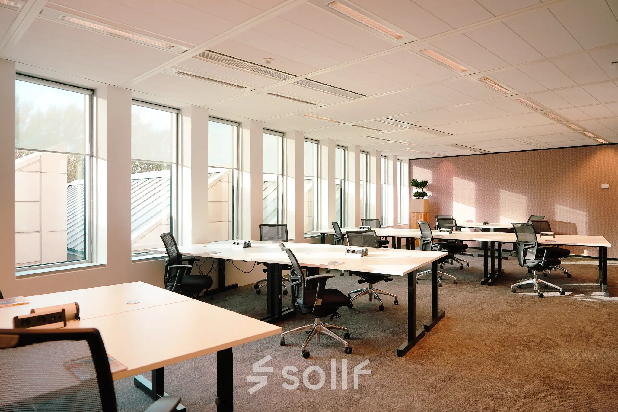 Spacious office to rent at Jachthavenweg 109, Amsterdam Zuidas, featuring a well-lit open floor plan with modern furnishings and ample seating for collaborative work.