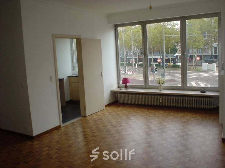 Bright, unfurnished office space with large windows overlooking a street at Amerikalei 78A, Antwerpen Zuid, available for rent. Ideal for those seeking office space rental.