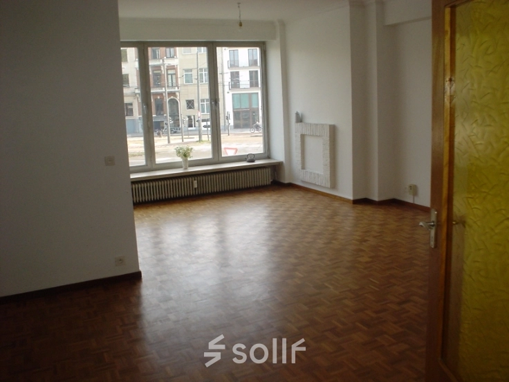 Bright, unfurnished office space with large window overlooking the street at Amerikalei 78A in Antwerpen Zuid, ideal for rent office space.