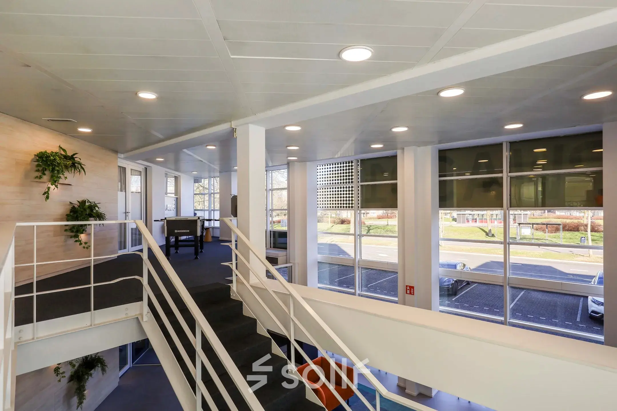 Bright and spacious office interior at Prins Willem-Alexanderlaan 301, Apeldoorn, ideal for rent. Modern, open floorplan with large windows and greenery touches.