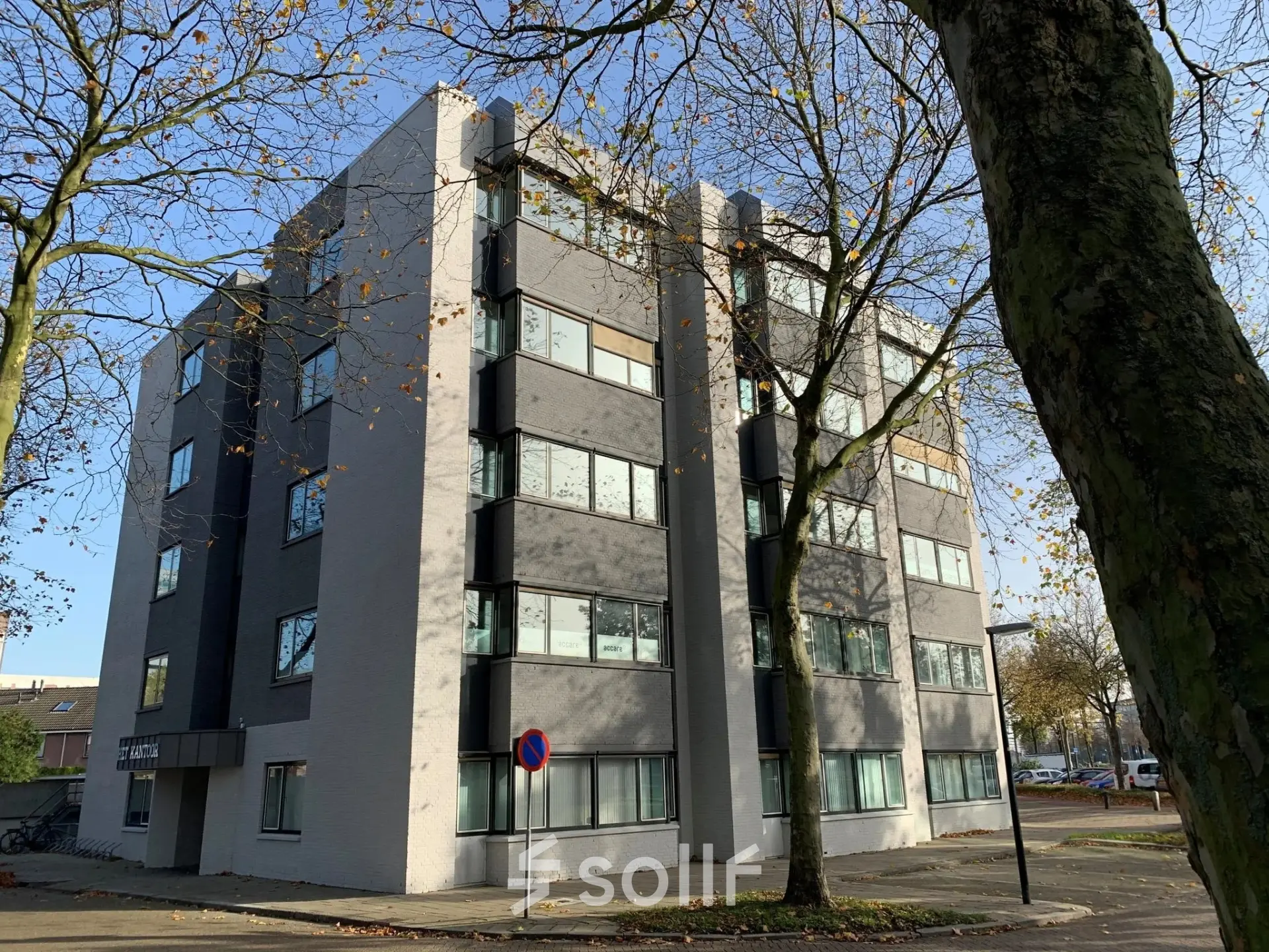 Exterior view of the office building at Prins Willem-Alexanderlaan 401 in Apeldoorn, ideal for office space rental.