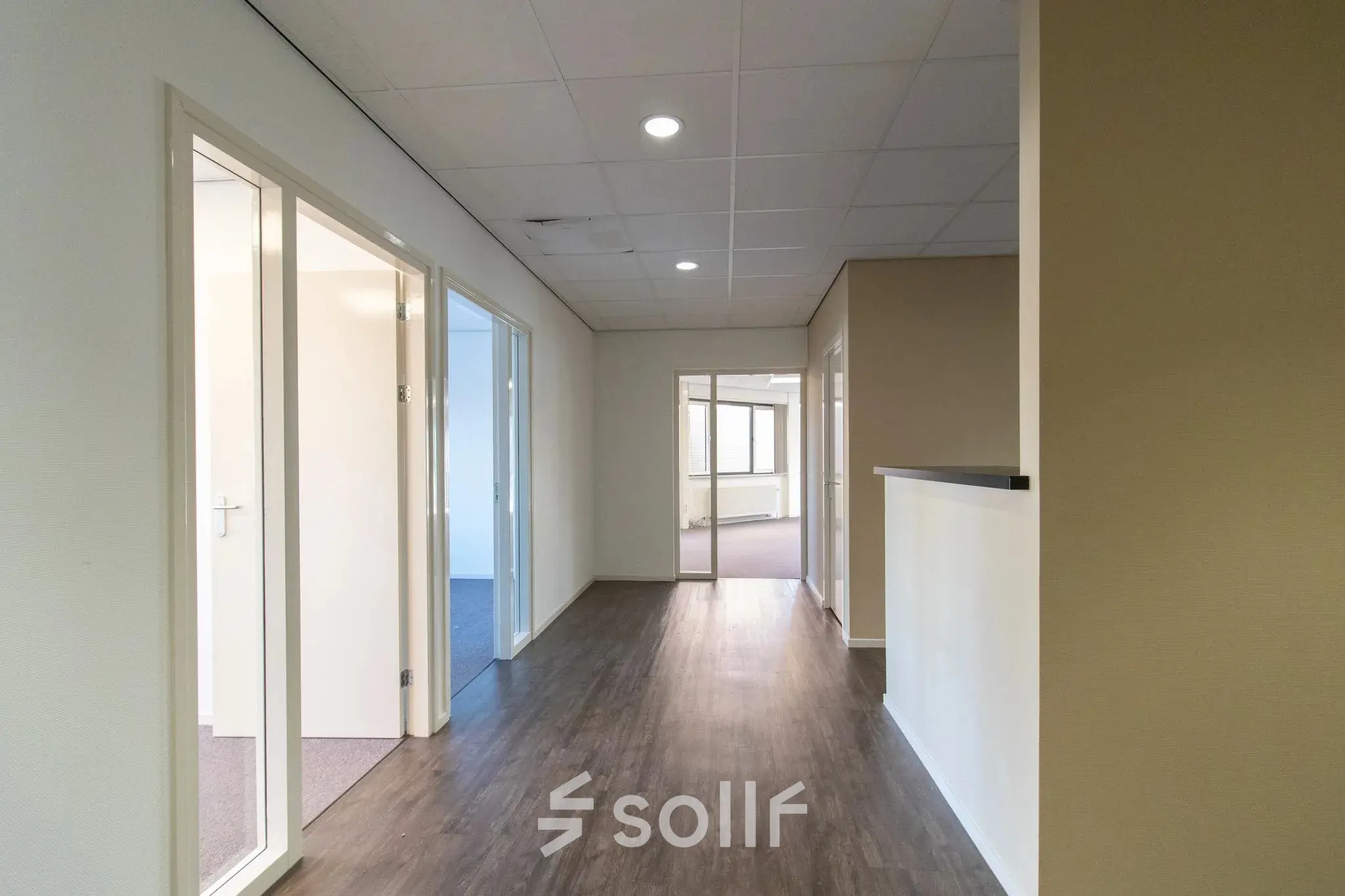 Hallway in an office at Prins Willem-Alexanderlaan 401, Apeldoorn, ideal for office space rental with rooms branching off. A sleek and neutral interior ready for rent.