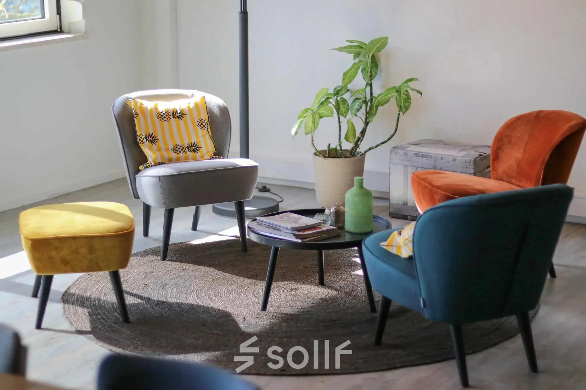 Cozy office space with colorful chairs around a small table on a rug at Prins Willem-Alexanderlaan 401, Apeldoorn. Ideal office to rent for informal meetings.