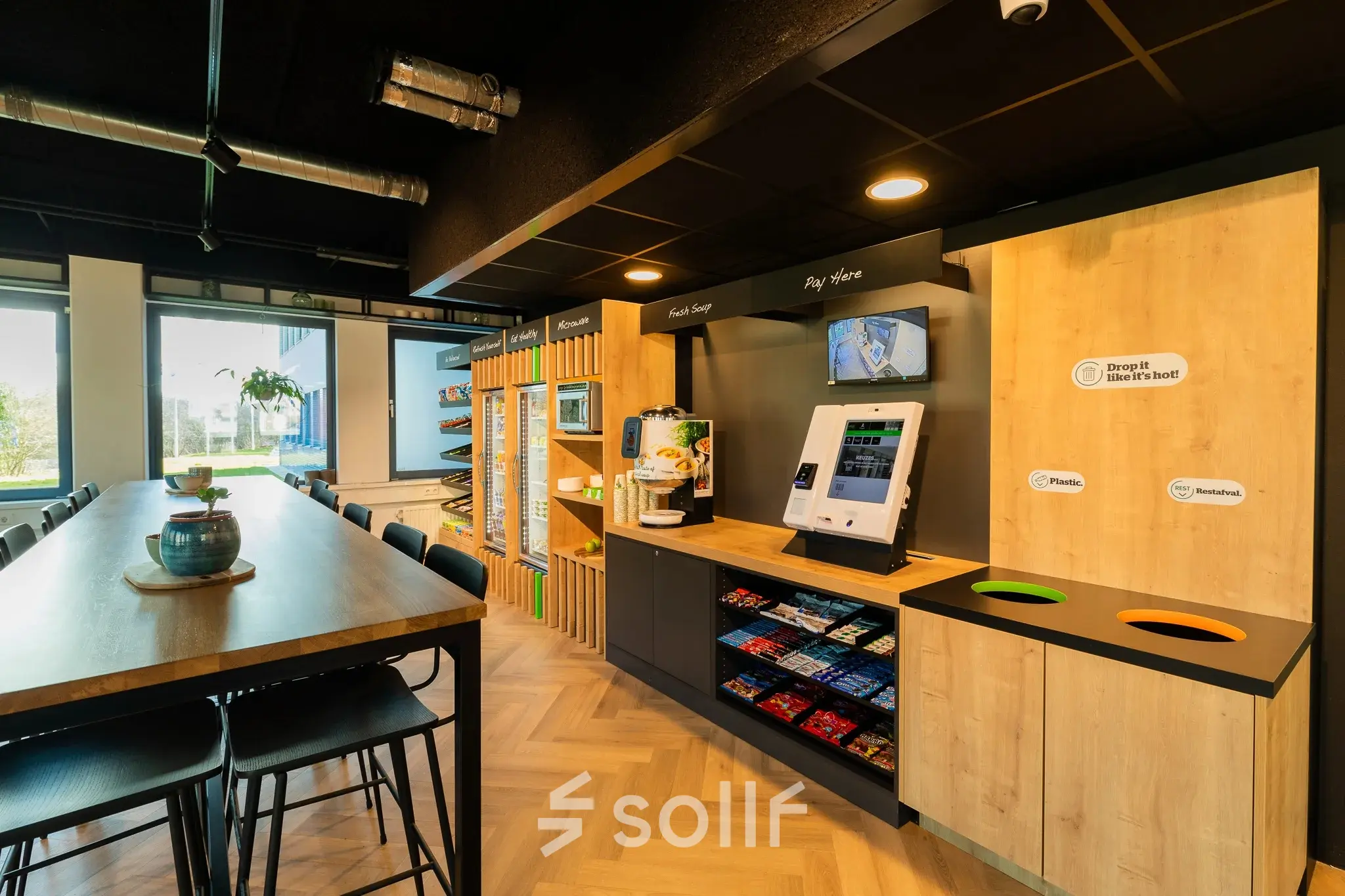 Modern office space rental at Prins Willem Alexanderlaan 701 in Apeldoorn, featuring a furnished pantry area with snacks and coffee machines.